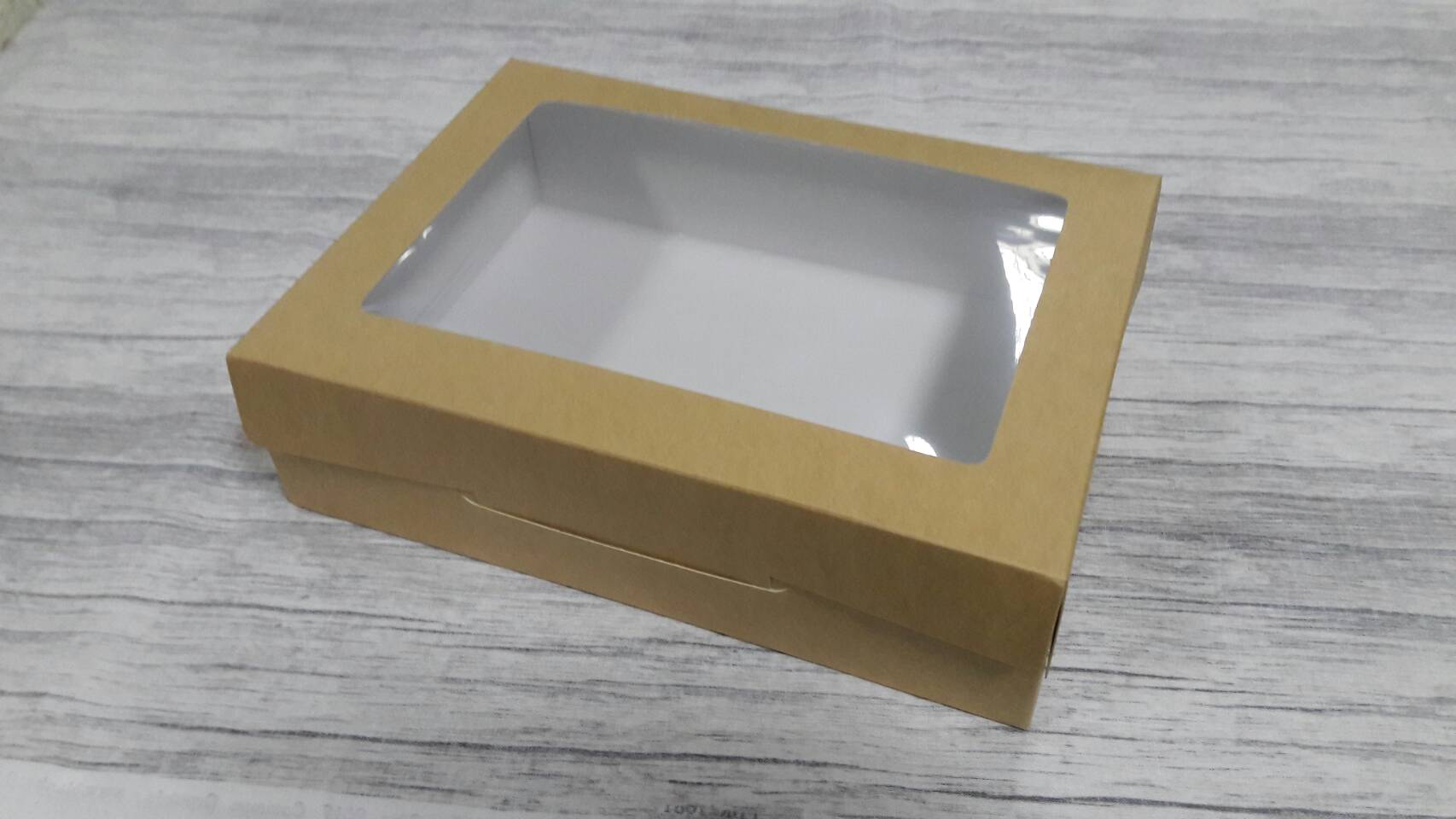 กล่องขนม กล่องบราวนี่ กล่องขนมเปี๊ยะ กล่องอเนกประสงค์ ขนาด 17.0x23.5x6.5 ซม.สีคราฟท์น้ำตาลอ่อน (มีหน้าต่างพลาสติก) ราคา 280 บาท ต่อแพ็ค(20ใบ)