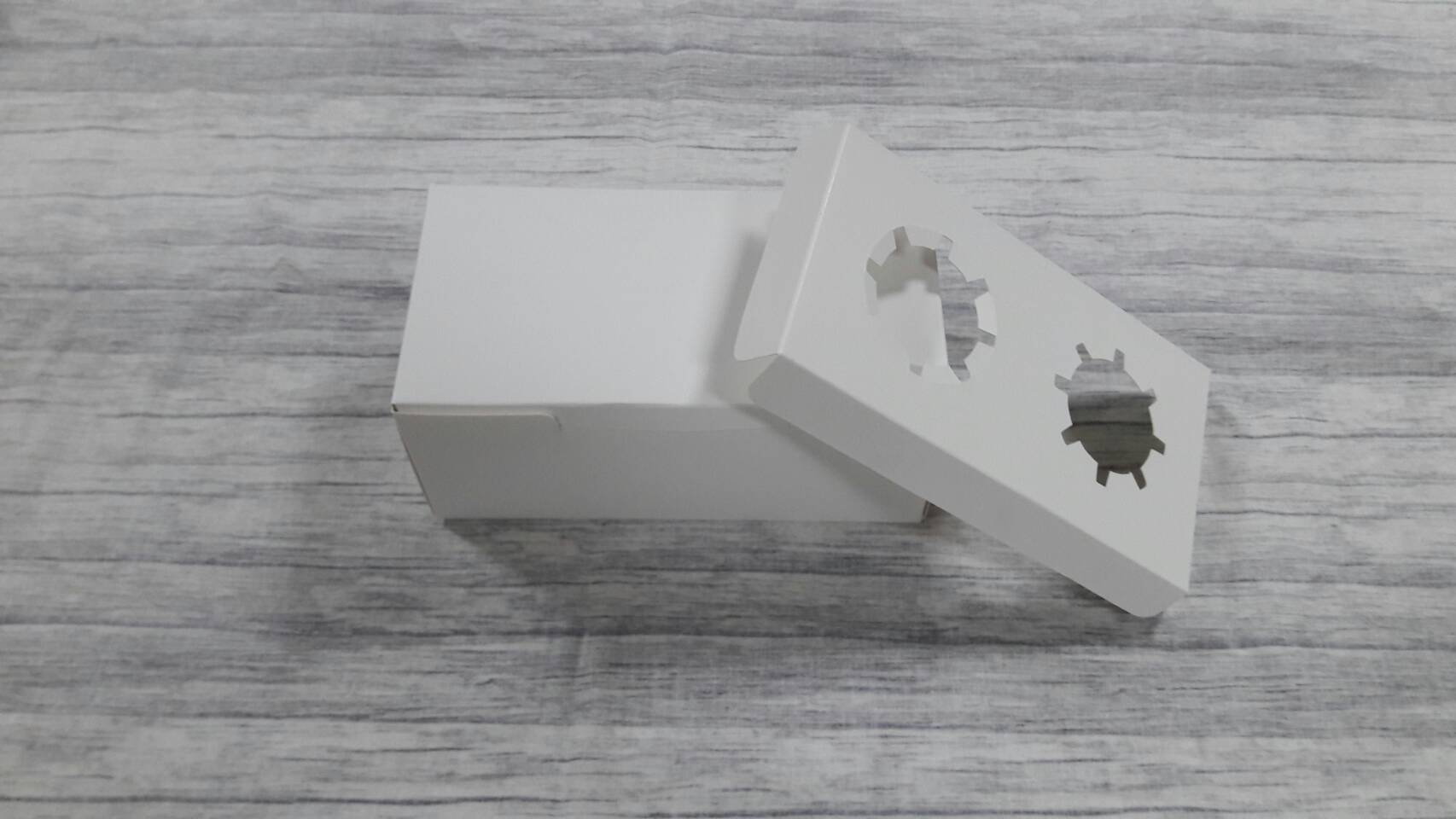 กล่องคัพเค้ก 2 ชิ้น แบบฝาทึบ (ไม่มีหน้าต่าง) ขนาด 9.5x18x7.8ซม.สีขาว พร้อมฐานรองคัพเค้กแบบ 2 ช่อง ราคา 195 บาทต่อแพ็ค (20 ใบ)