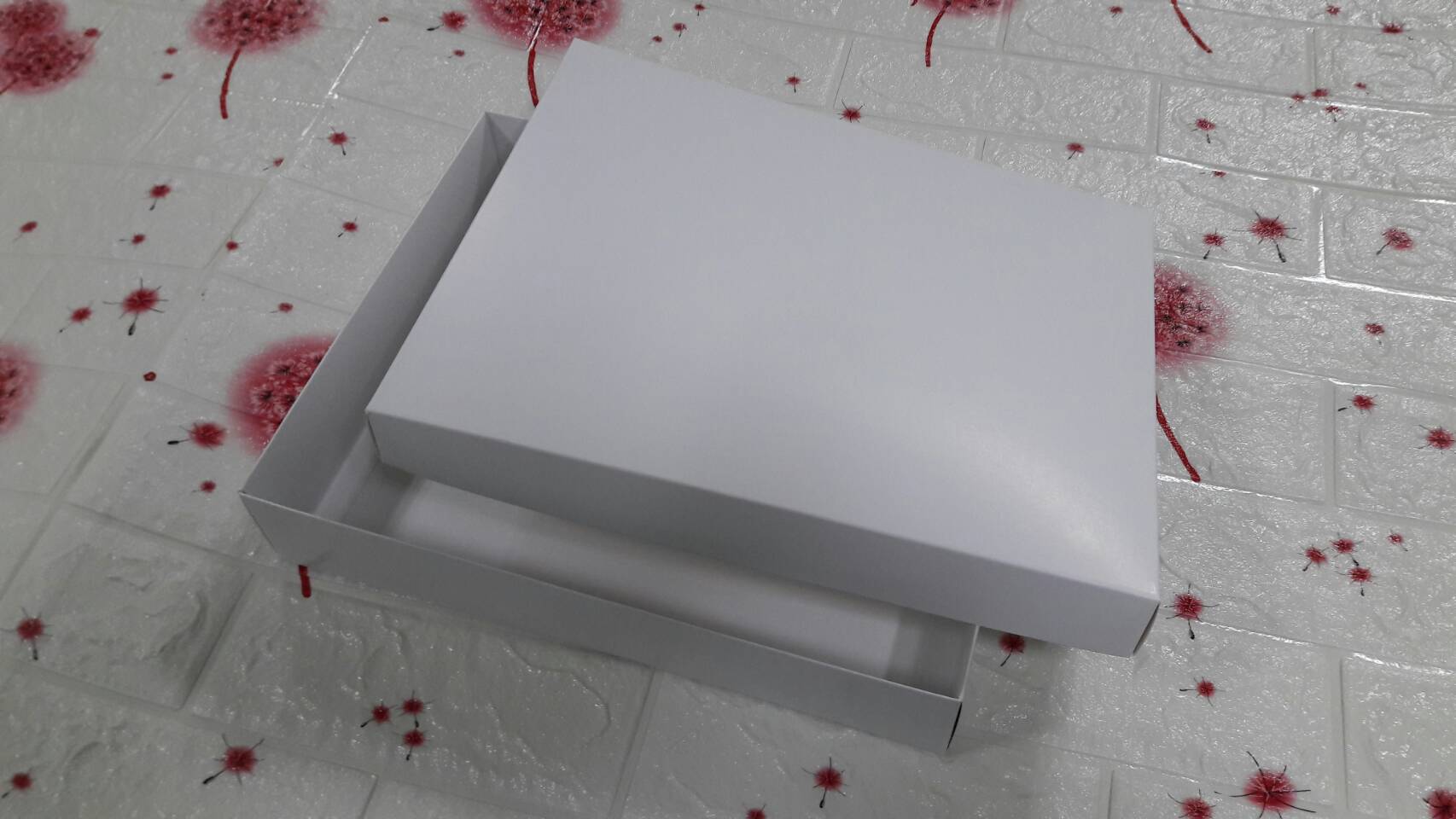 กล่องฝาครอบ กล่องของที่ระลึก กล่องอเนกประสงค์ กล่องของขวัญ กล่องของใช้ กล่องใส่ผ้าไหม ขนาด 26.0 x 32.0 x 6.2 ซม. สีขาว ราคา 630 บาทต่อแพ็ค(20 ใบ)