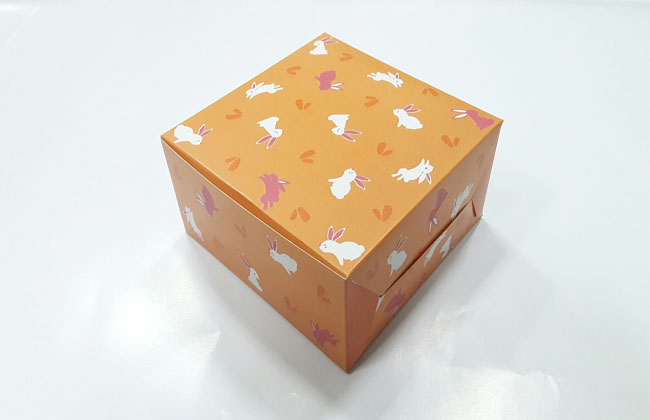 กล่องสแน็ค กล่องอาหารว่าง ลายกระต่ายขาวชมพู กว้าง 12.7 x ยาว12.7 x สูง 6.5 ซม. ราคา 95 บาทต่อแพ็ค (20 ใบ)
