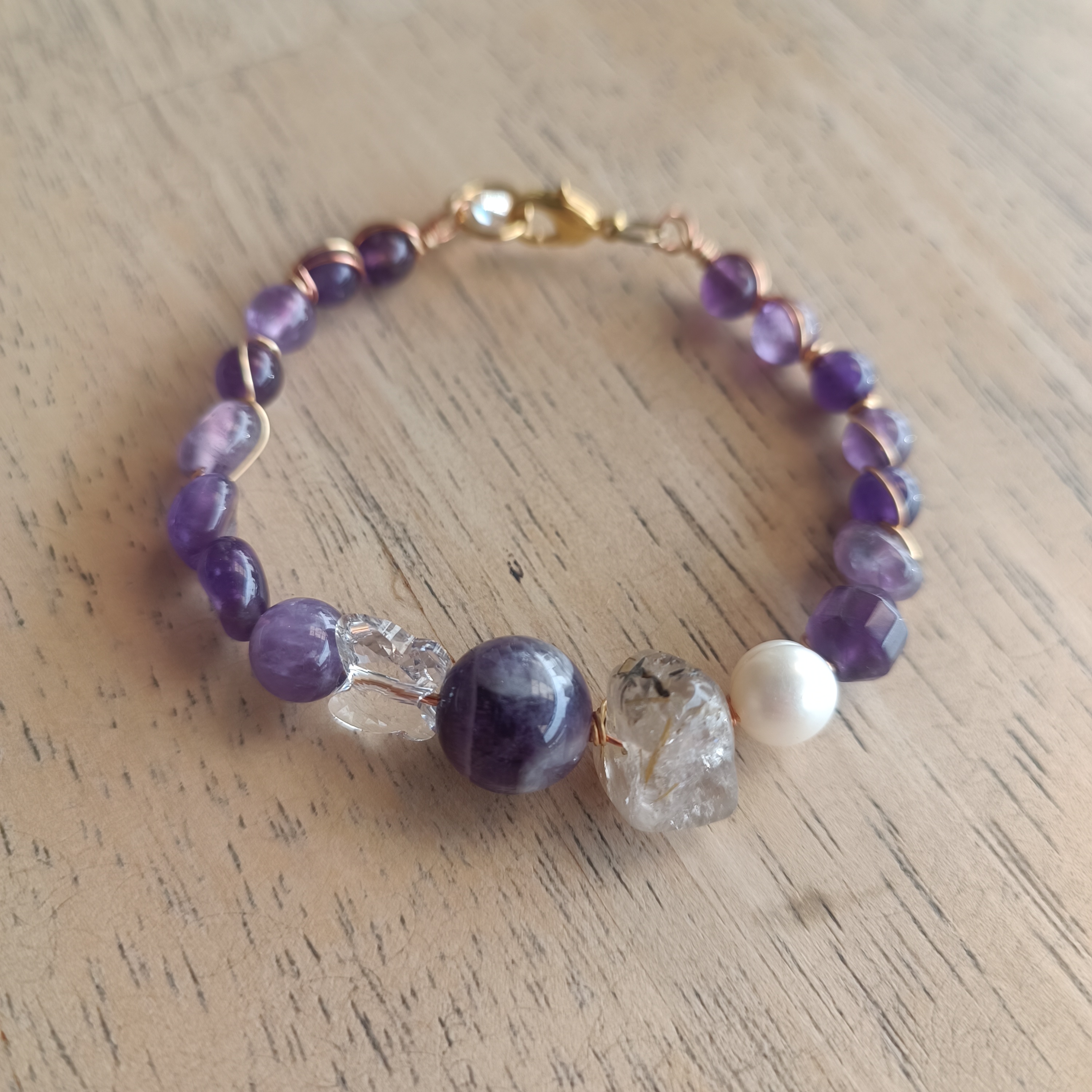 สร้อยข้อมือหินแท้ "Twisted" Abundance & Prosperity Bracelet ( Chevron Amethyst , ไหมทอง)