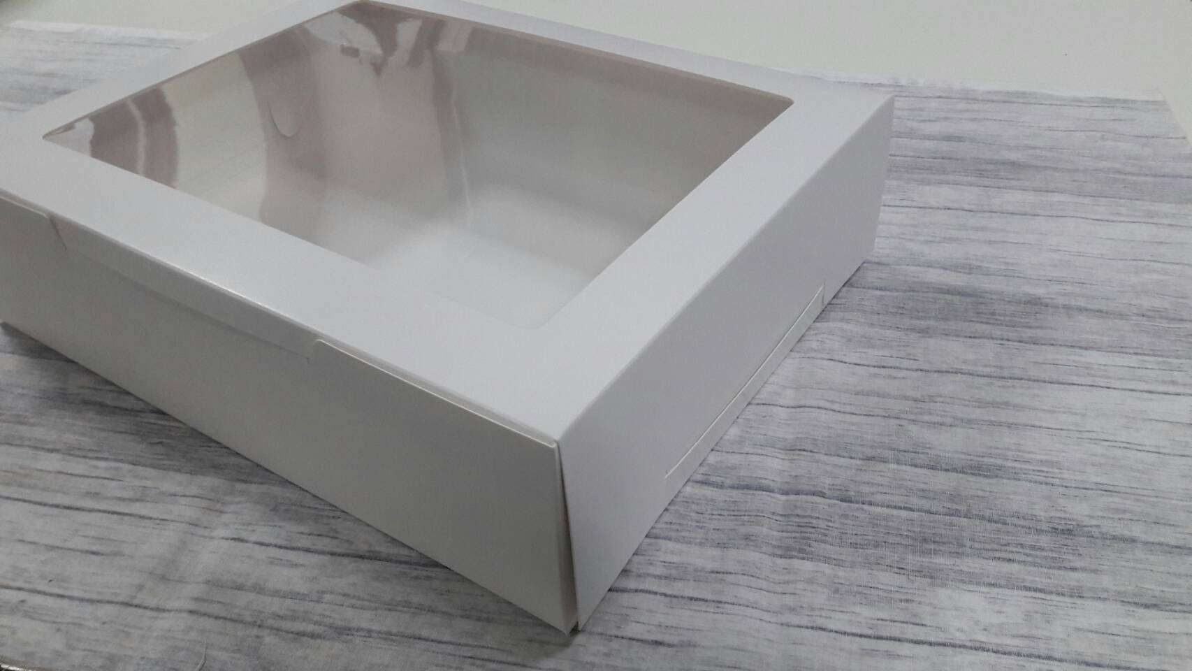 กล่องขนม กล่องโดนัท กล่องชิฟฟ่อน กล่องอเนกประสงค์ ขนาด 28 x 35 x 9 ซม.สีขาว (หน้าต่างพลาสติก) ราคา 540 บาทต่อแพ็ค (20ใบ) (กระดาษหนา 350 แกรม)