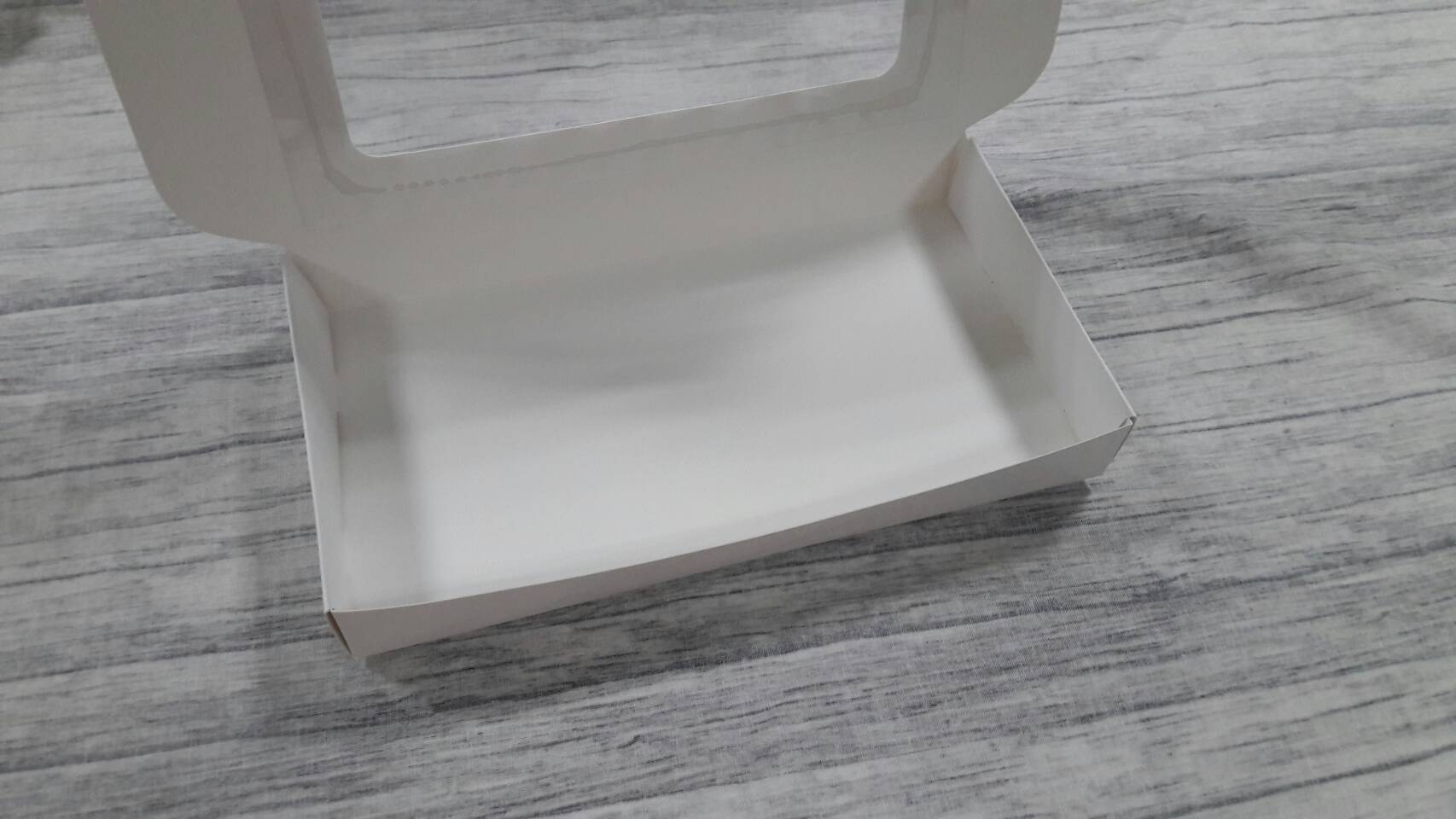 กล่องบราวนี่ กล่องขนม กล่องเอนกประสงค์ กล่องของขวัญ กล่องทรงหูช้าง สีขาว ขนาด 12x22x3 ซม.(ฝาหน้าต่างพลาสติก) ราคา 210 บาทต่อแพ็ค (20 ใบ)