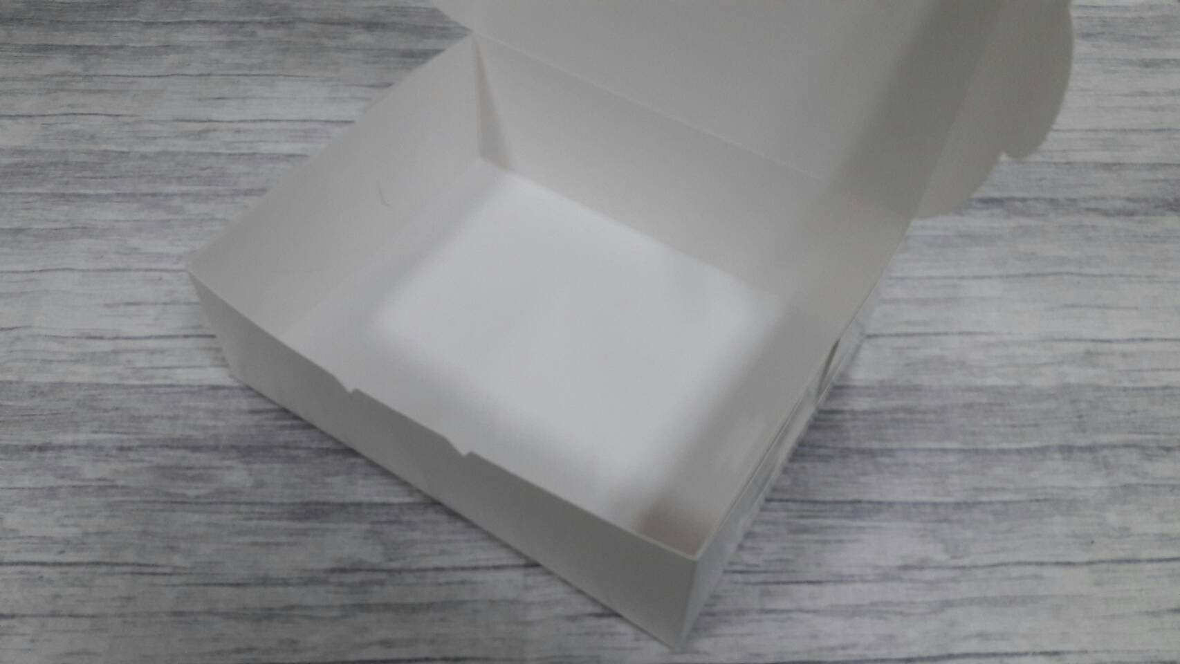 กล่องขนม กล่องเค้ก กล่องคัพเค้ก กล่องบราวนี่ กล่องชิฟฟ่อน กล่องสแน็ค ขนาด 17.5x22.0x7.4 ซม. สีขาว แบบฝาทึบ ราคา 210 บาท(ต่อแพ็ค20ใบ)