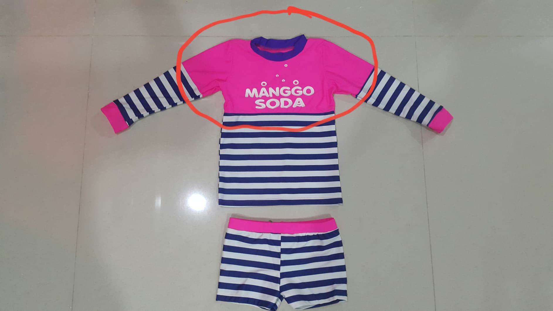 ชุดว่ายน้ำเด็กหญิงเสื้อแขนยาว กางเกงขาสั้น Size M งานไม่ผ่าน QC