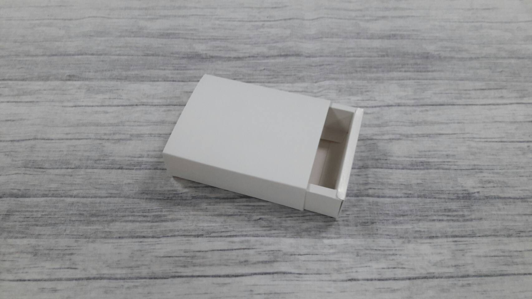 กล่องสไลด์ กล่องของขวัญ กล่องของที่ระลึก กล่องอเนกประสงค์ กล่องสบู่ กล่องขนม กล่องแบบฝาสไลด์ สีขาว ขนาด 8.2x10.2x2.7 ซม. ราคา 170 บาท (20 ใบ ต่อแพ็ค)