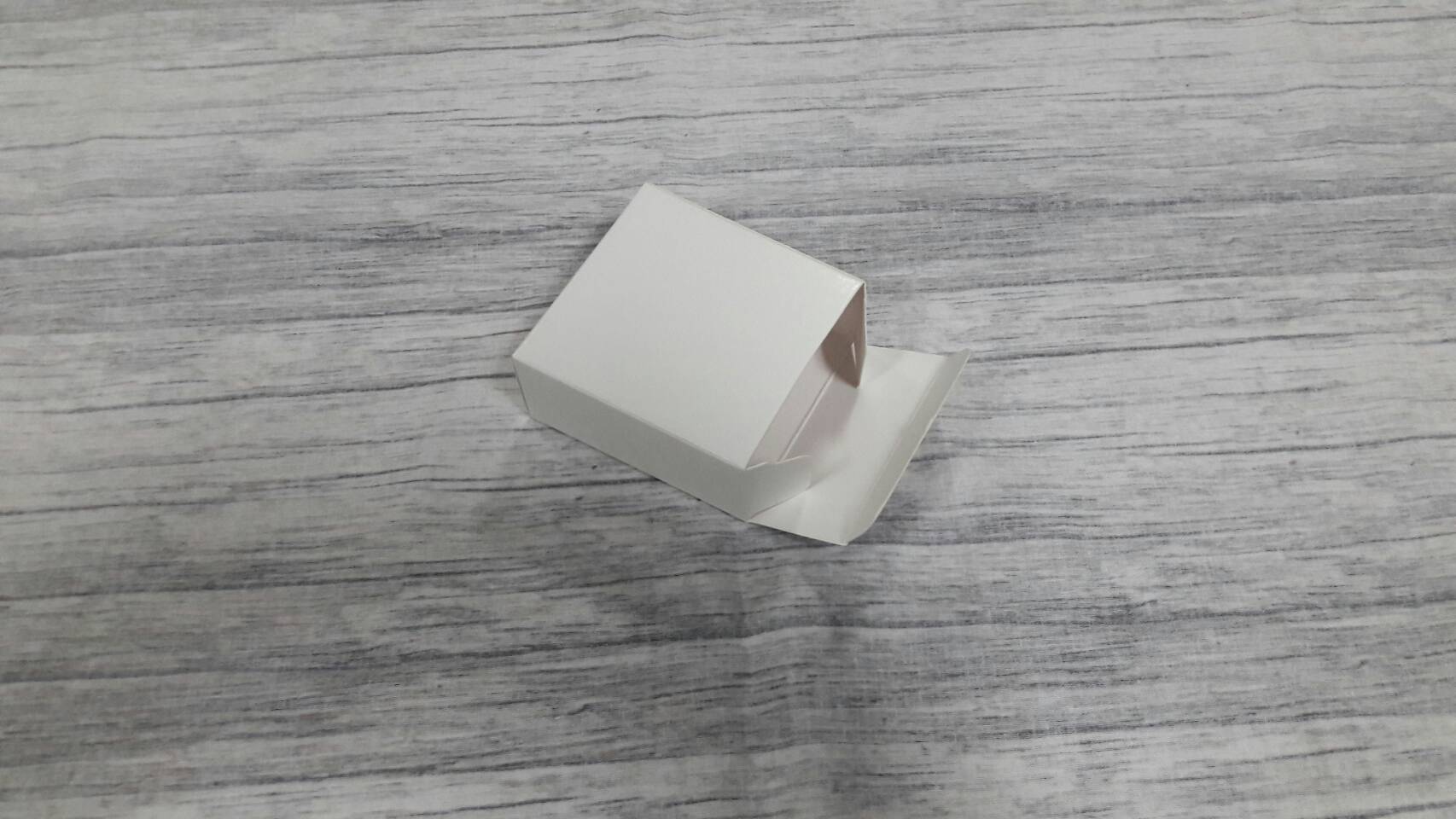 กล่องของขวัญ กล่องอเนกประสงค์ กล่องของที่ระลึก กล่องเครื่องสำอางค์ กล่องสบุู่ กล่องแบบฝาหัวท้าย สีขาว ขนาด 7.5x3.5x7.7 ซม. ราคา 235 บาทต่อแพ็ค(50 ใบ)