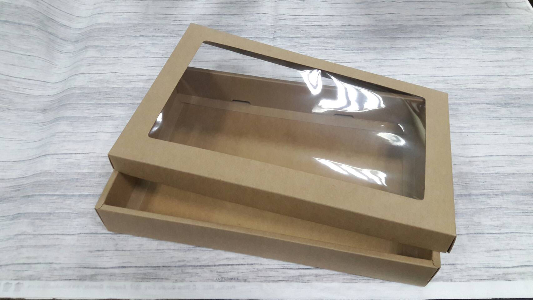 กล่องอเนกประสงค์ กล่องฝาครอบ สีคราฟท์น้ำตาล ขนาด 23 x 35 x 5 ซม.(หน้าต่างพลาสติก) กล่องของที่ระลึก กล่องของขวัญ กล่องใส่ผ้าไหม กล่องใส่กางเกงยีนส์ ราคา 685 บาท(ต่อแพ็ค 20 ใบ)