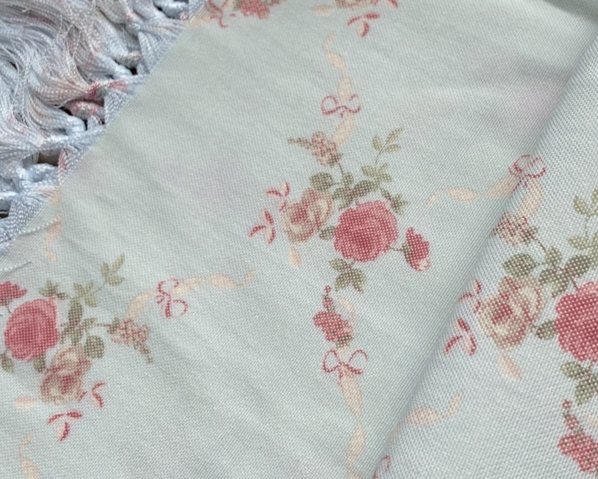 ผ้าปูโต๊ะลายวินเทจ อิงลิชคันทรี่ กุหลาบโทนฟ้าเขียว อมครีมนิดๆ ขนาด 100x150 cm