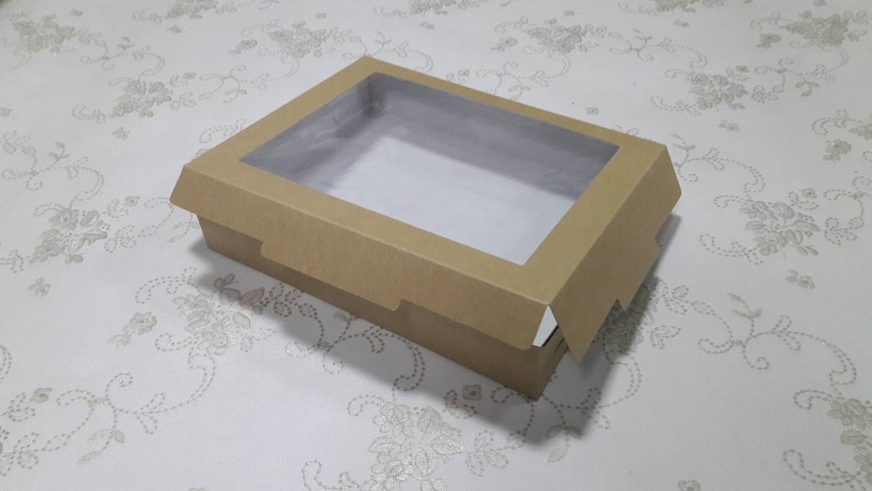 กล่องบราวนี่ กล่องชิฟฟ่อน กล่องขนมเปี๊ยะ กล่องพาย กล่องช็อกโกแลต ขนาด 20.5x26.0x5.0 ซม.สีคราฟท์น้ำตาลอ่อน ราคา 285 บาทต่อ 20ใบ(กระดาษหนา 300แกรม)