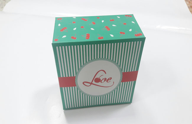 กล่องสแน็ค กล่องอาหารว่าง ลายเชอรี่ กว้าง 12.7 x ยาว12.7 x สูง 6.5 ซม. ราคา 95 บาทต่อแพ็ค (20 ใบ)