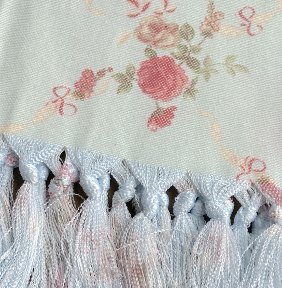 ผ้าปูโต๊ะลายวินเทจ อิงลิชคันทรี่ กุหลาบโทนฟ้าเขียว อมครีมนิดๆ ขนาด 100x150 cm