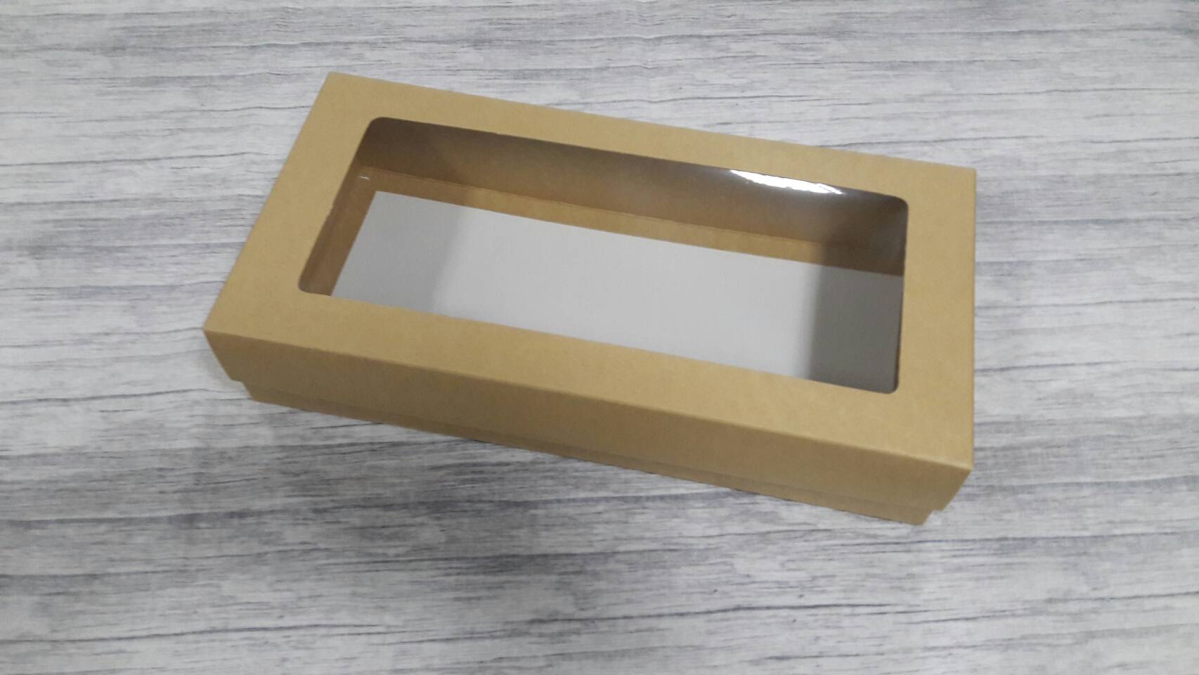 กล่องแบบมีฝาครอบ กล่องอเนกประสงค์ ขนาด 15 x 31 x 6.5 ซม. สีคราฟท์น้ำตาลอ่อน แบบมีหน้าต่างพลาสติก ราคา 535 บาท ต่อแพ็ค(20 ใบ)