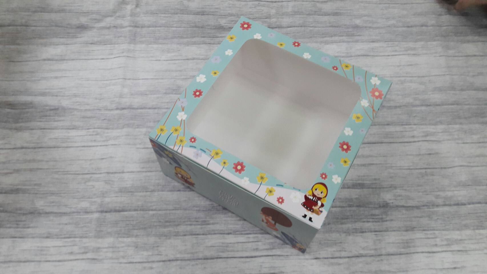 กล่องเค้ก กล่องเค้ก 1 ปอนด์ กล่องขนม กล่องเบเกอรี่ กล่องคัพเค้ก สีฟ้าลายหนูน้อยผมทอง (มีหน้าต่างพลาสติก) 20.5x20.5x10 ซม. ราคา 330 บาทต่อแพ็ค (20ใบ)