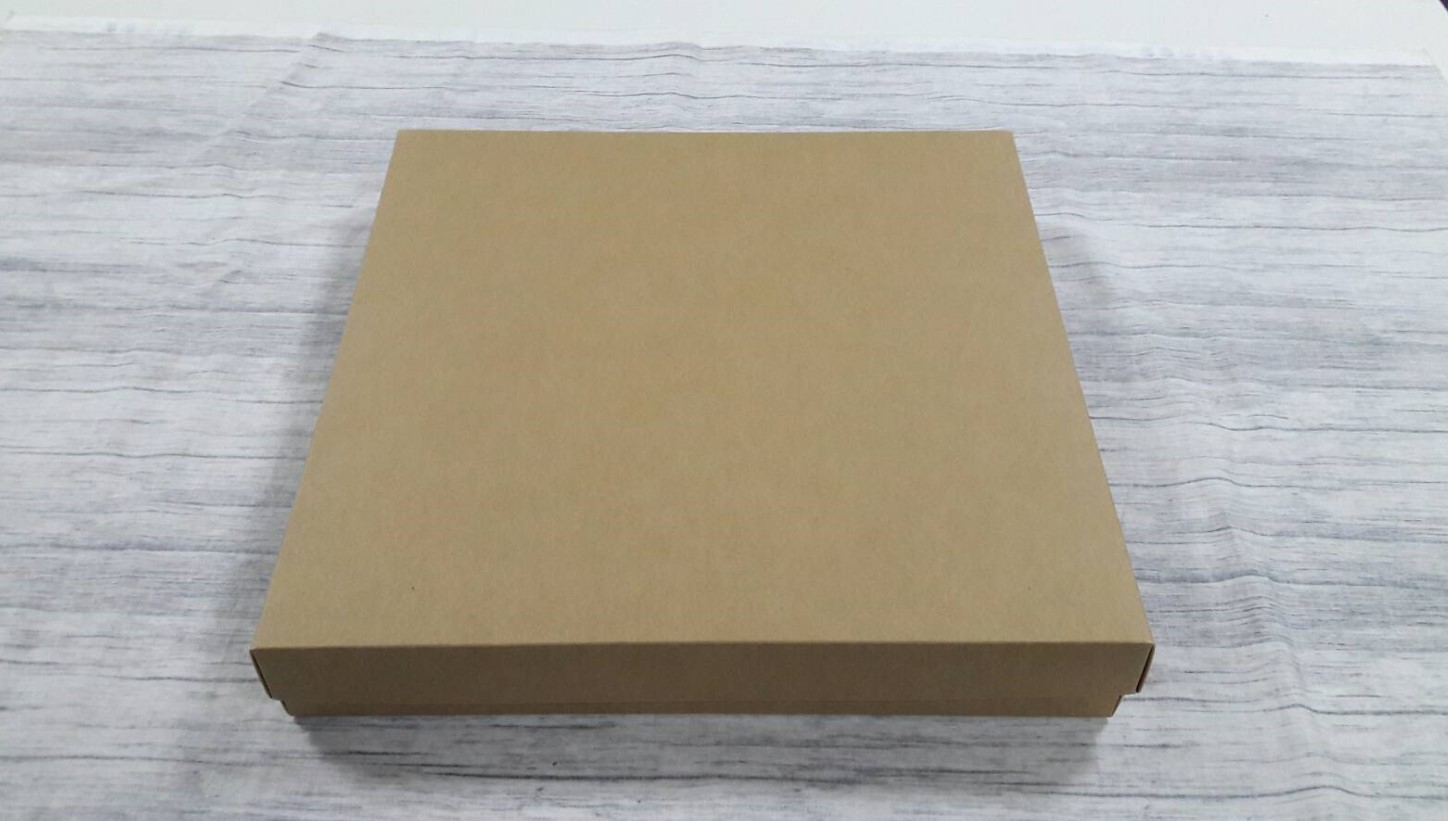 กล่องของขวัญ กล่องฝาครอบ กล่องอเนกประสงค์ กล่องแบบมีฝาครอบ ขนาด 31 x 31 x 4.5 ซม. สีคราฟท์น้ำตาลเข้ม (แบบฝาทึบ) ราคา 655 บาท ต่อแพ็ค (20 ใบ)