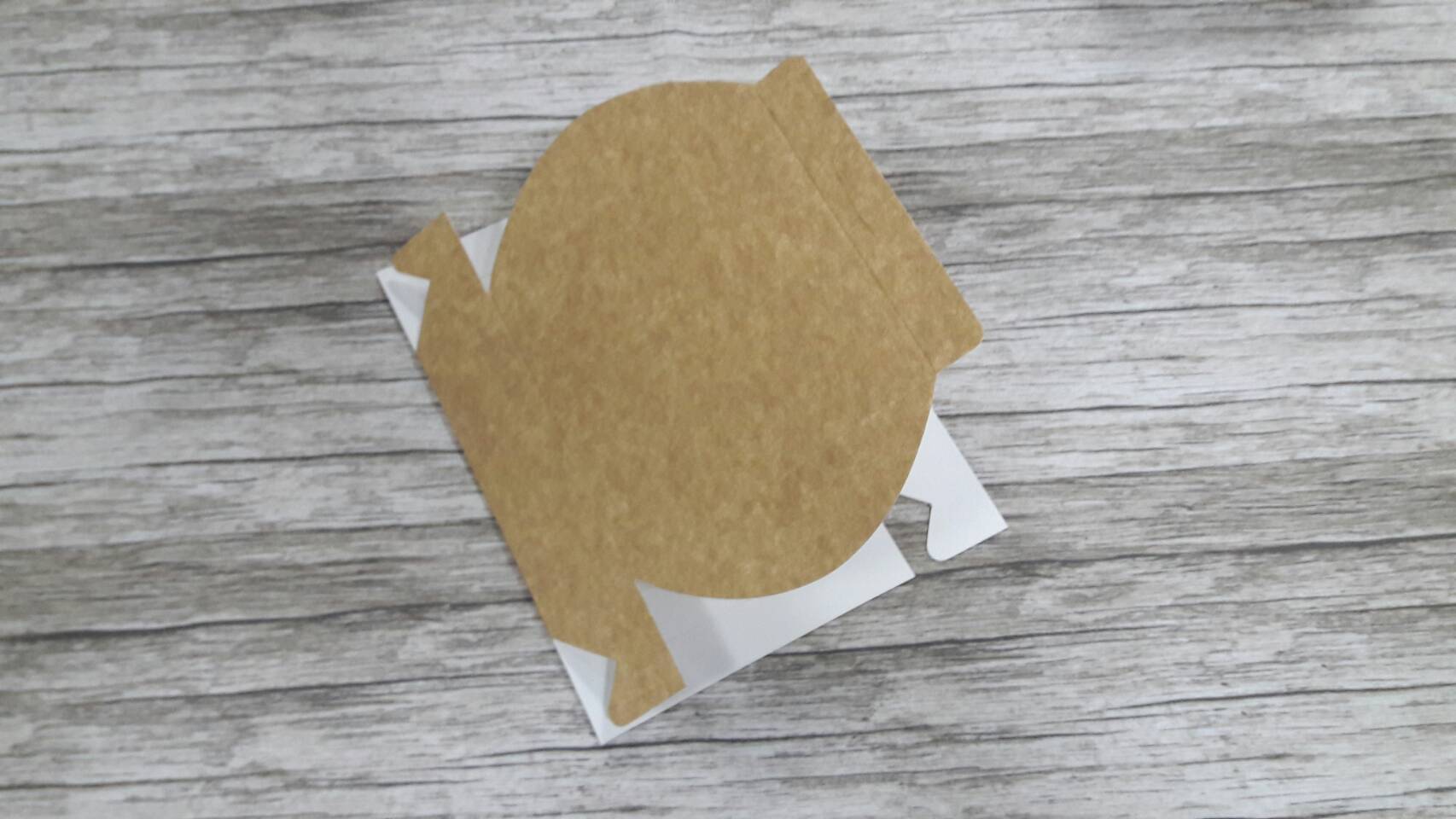 กล่องทาร์ต 4 ชิ้น กล่องแบน(ฝาทึบ) 12.5x12.5x4.0ซม. กล่องบราวนี่ 4 ชิ้น กล่องขนม กล่องชิฟฟ่อน กล่องขนมไหว้พระจันทร์ กล่องขนมเปี๊ยะ สีคราฟท์น้ำตาลอ่อน ราคา 100 บาทต่อแพ็ค (20 ใบ)