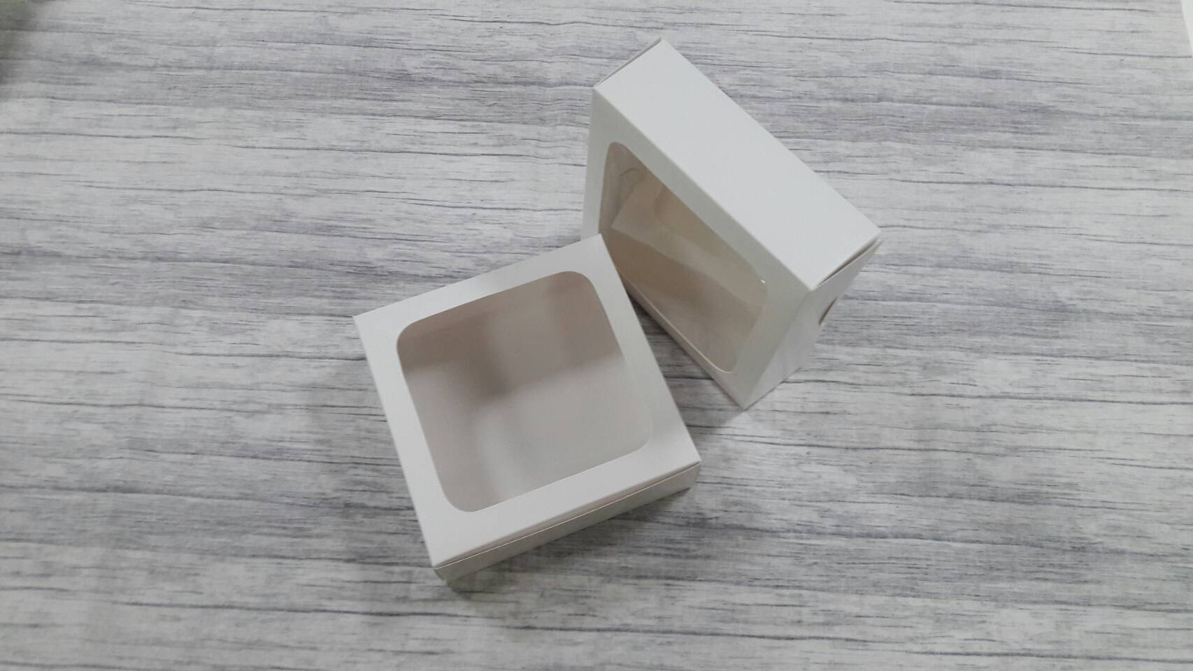 กล่องบราวนี่ กล่องชิฟฟ่อน กล่องช๊อกโกแลต กล่องพาย กล่องขนมเปี๊ยะ สีขาว กว้าง15.0 x ยาว 15.0 x สูง 5.0 ซม. ราคา 140 บาทต่อแพ็ค (20ใบ)