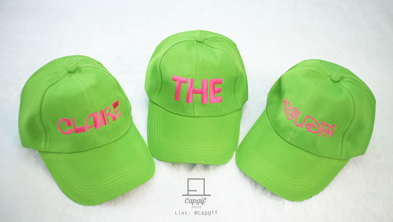 หมวกแก๊ปสีเขียวปักชื่อทีม