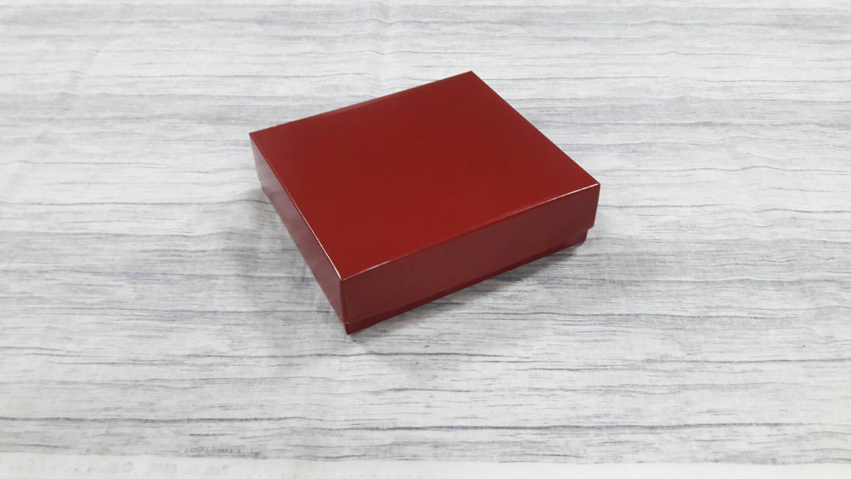 กล่องของขวัญ กล่องฝาครอบ กล่องของที่ระลึก กล่องอเนกประสงค์ ขนาด 13x14.5x4 ซม. กล่องของใช้ กล่องใส่ผ้าไหม สีแดงเข้ม เคลือบอาบเงา (ฝาทึบ) ราคา 300 บาทต่อแพ็ค(20 ใบ)