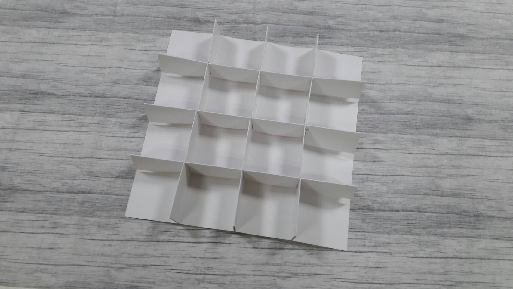 ฐานกั้นสินค้า ตัวกั้นสินค้า 16 ช่อง (แต่ละช่อง 7.5x7.5x4.0ซม.) สีขาว ขนาด 31.0 x 31.0 x 4.0 ซม.(เมื่อพับขึ้นรูป) ราคา 280 บาทต่อแพ็ค(20 ชิ้น) (ใช้กับกล่องของที่้ร้าน)