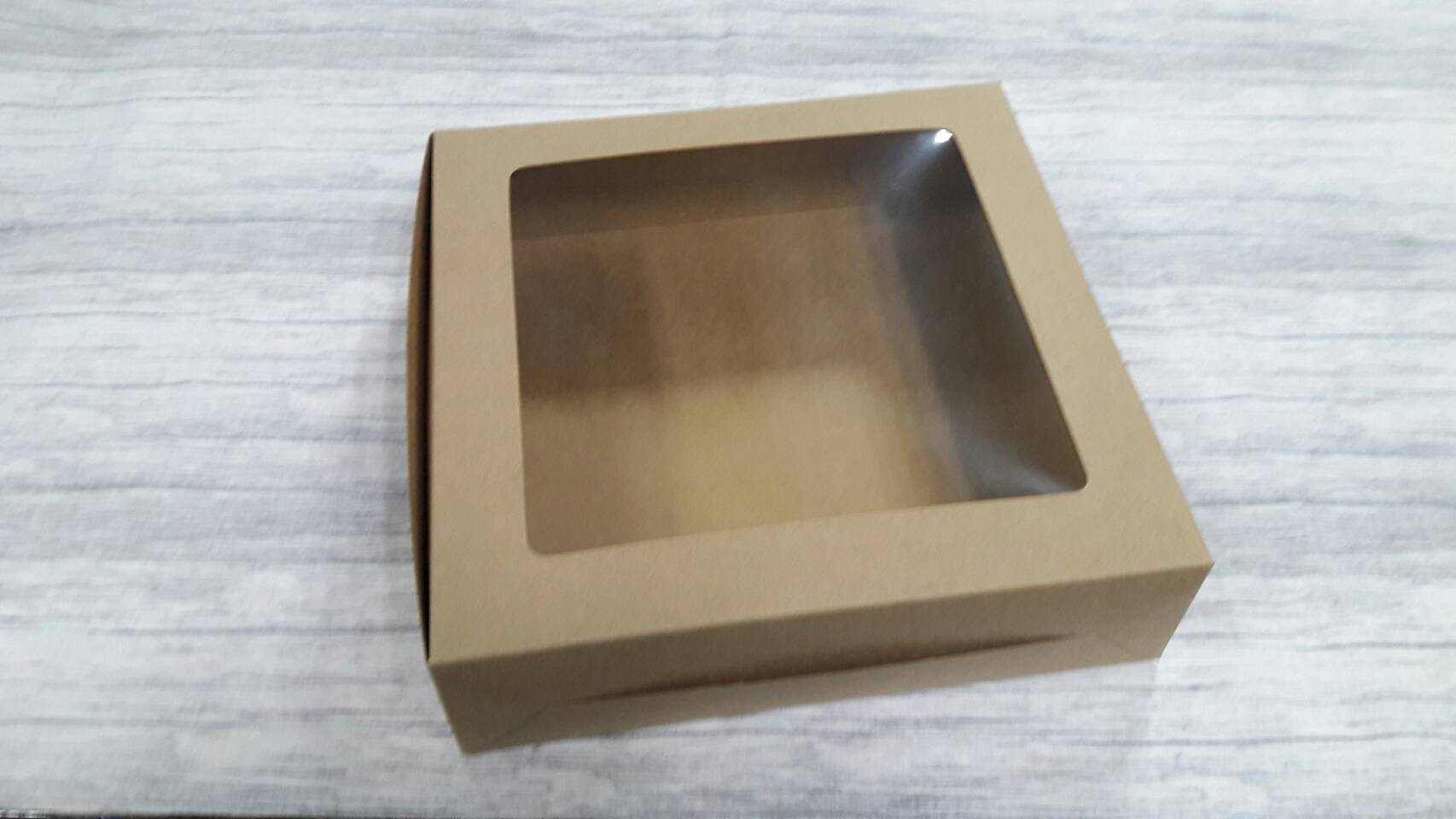 กล่องทรงแบน (มีหน้าต่างพลาสติก) ขนาด 24.5x24.5x6.5 ซม.กล่องเค้ก 2 ปอนด์ทรงเตี้ย กล่องคัพเค้ก กล่องขนม สีคราฟท์น้ำตาลเข้ม ราคา 305 บาทต่อแพ็ค(20ใบ)