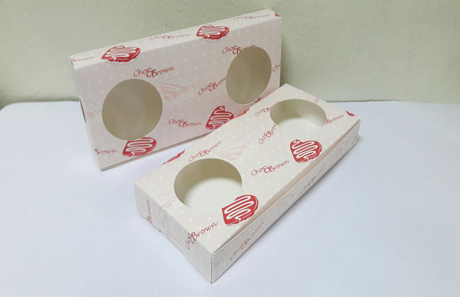 กล่องบราวนี่ 3-4 ชิ้น กล่องทรงแบน กล่องช็อคโกแลต กล่องขนม สีลายบราวนี่ กว้าง 10.0 x ยาว 22.0 x สูง 3.0 ซม. ราคา 130 บาท ต่อแพ็ค (20 ใบ)