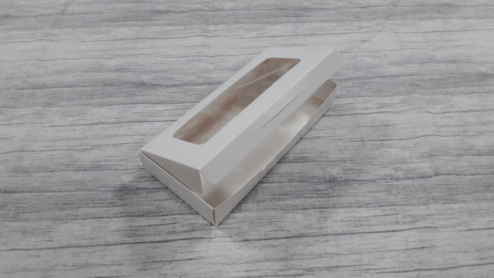 กล่องบราวนี่ กล่องขนม กล่องเอนกประสงค์ กล่องทรงหูช้างแบบฝาเสียบหน้า สีขาว ขนาด 10x20.5x3.8 ซม.(ฝาหน้าต่างพลาสติก) ราคา 190 บาทต่อแพ็ค (20 ใบ)