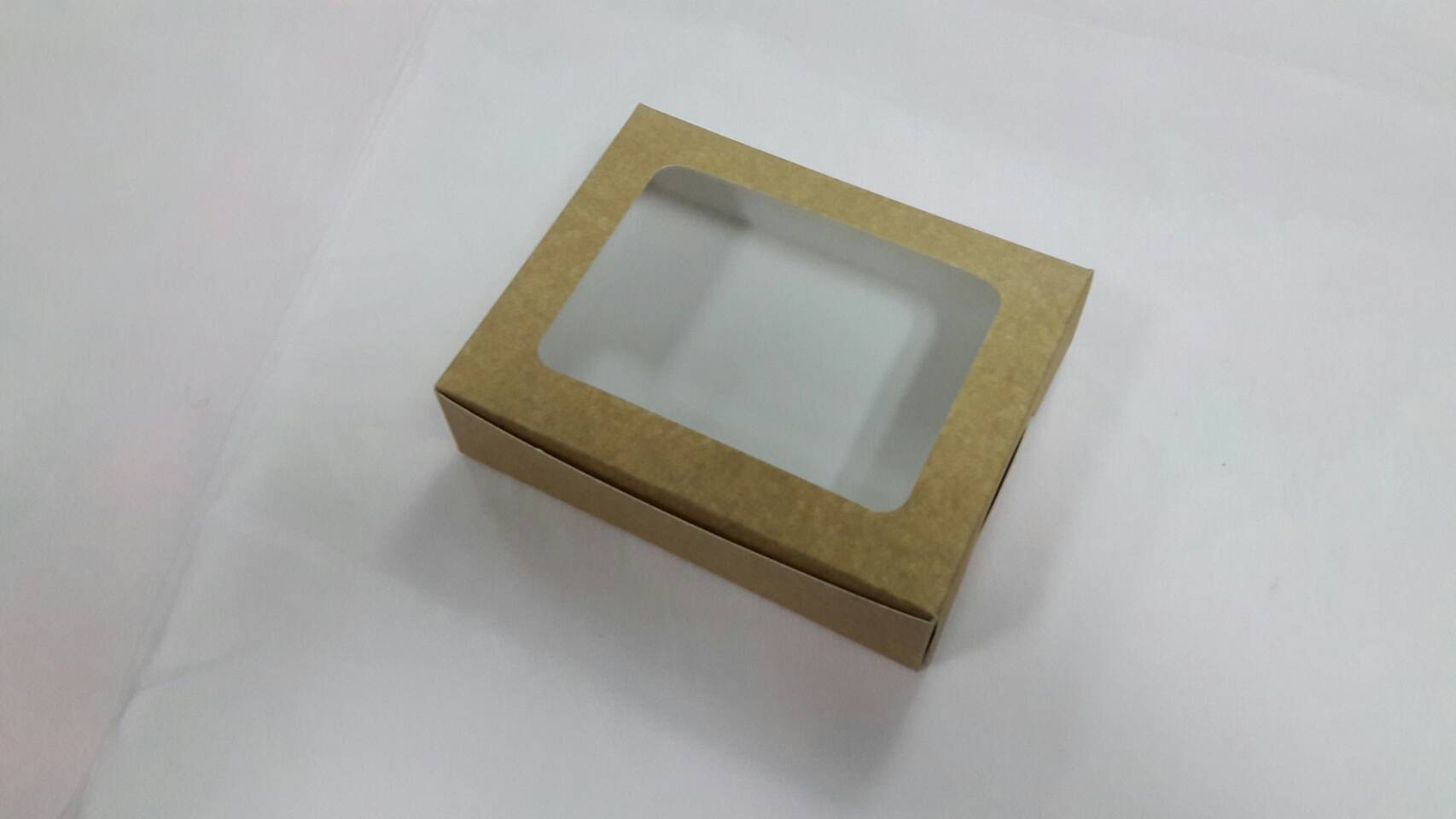 กล่องขนม กล่องบราวนี่ กล่องทาร์ตไข่ ขนาด 12.5 x 15.8 x 4 ซม.คราฟท์หน้าขาวหลังน้ำตาล (สีน้ำตาลอ่อน) ราคา 135 บาท ต่อแพ็ค(20 ใบ)