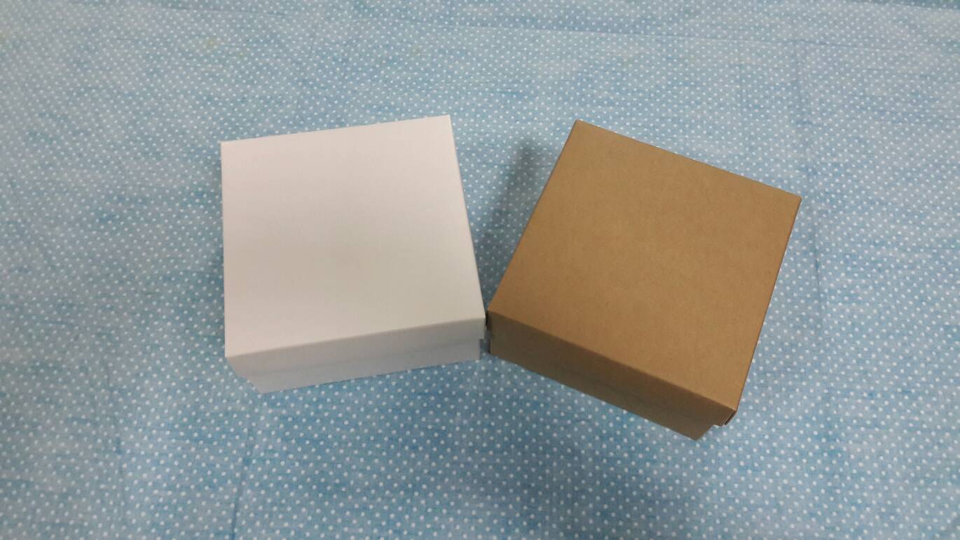 กล่องฝาครอบ กล่องแบบมีฝาครอบ กล่องอเนกประสงค์ กล่องของขวัญ ขนาด 13 x 13 x 7 ซม. สีขาว ราคา 350 บาท ต่อแพ็ค (20 ใบ)