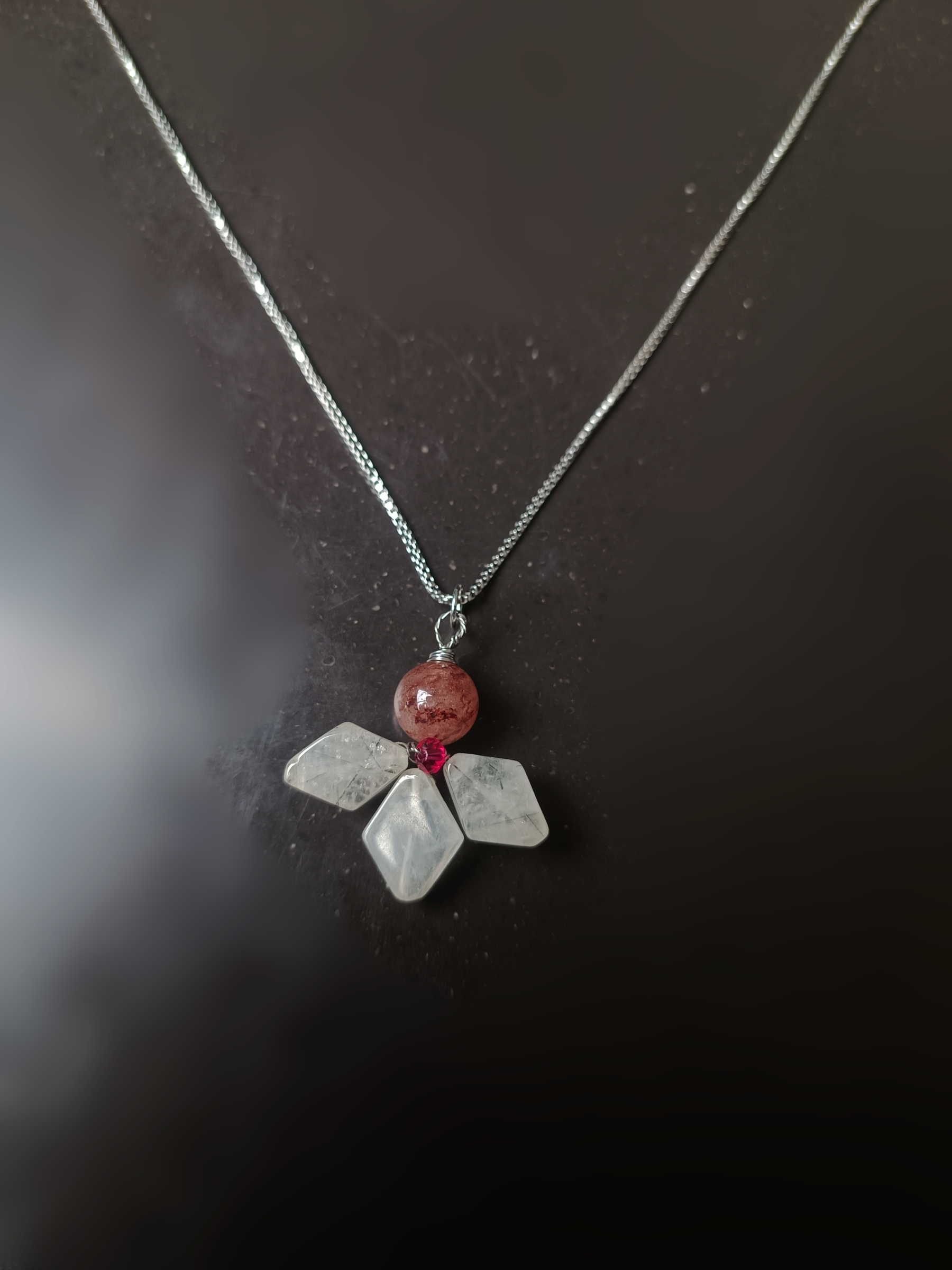 สร้อยพร้อมจี้หินแท้ แก้วขนเหล็ก + Strawberry Quartz Pendant Necklace (เสริมคลื่นปลุกไฟจินตนาการ และ ดึงดูดรักแท้)