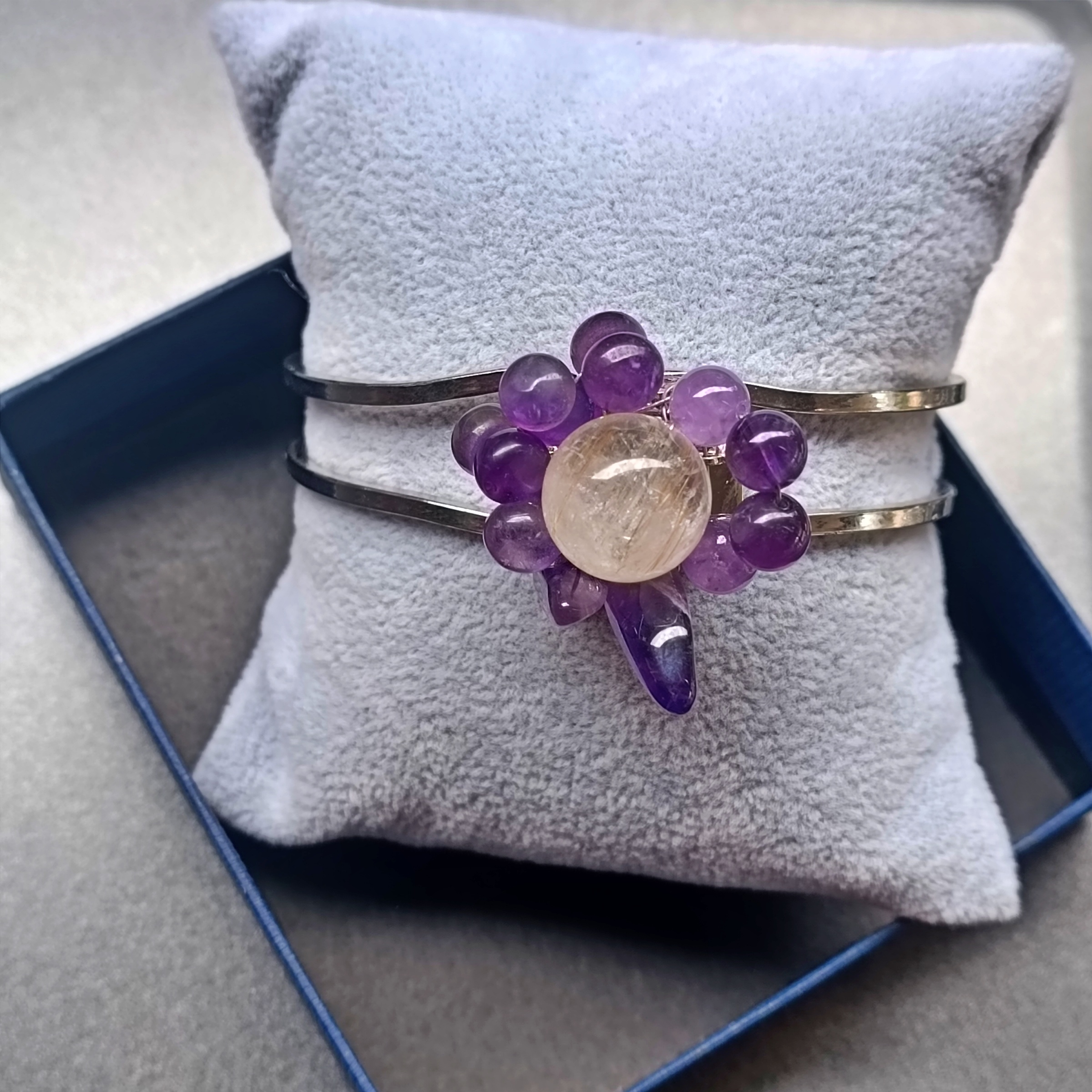 ข้อมือ"ง้าง งับ" ไหมทอง + Amethyst Bangles (รุ่งเรือง มั่งคั่ง งอกงาม สำเร็จ)