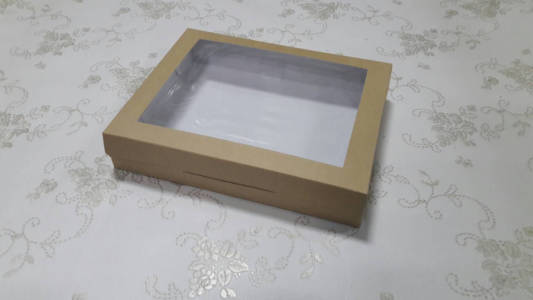 กล่องบราวนี่ กล่องชิฟฟ่อน กล่องขนมเปี๊ยะ กล่องพาย กล่องช็อกโกแลต ขนาด 20.5x26.0x5.0 ซม.สีคราฟท์น้ำตาลอ่อน ราคา 285 บาทต่อ 20ใบ(กระดาษหนา 300แกรม)