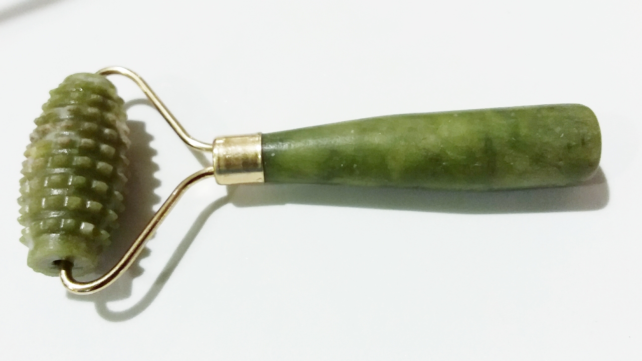 ลูกกลิ้งหยกกระตุ้นจุดสะท้อนรีดเซลลูไลท์ (Jade Acu Roller)