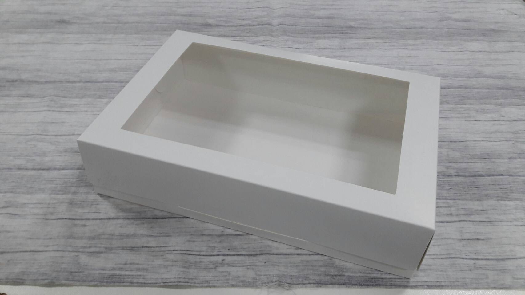 กล่องบราวนี่ กล่องชิฟฟ่อน กล่องขนมเปี๊ยะ กล่องโดนัท กล่องอเนกประสงค์ สีขาว ขนาด 20.0x30.0x7.0 ซม.(กระดาษหนา 300 แกรม) ราคา 325 บาทต่อแพ็ค(20ใบ)