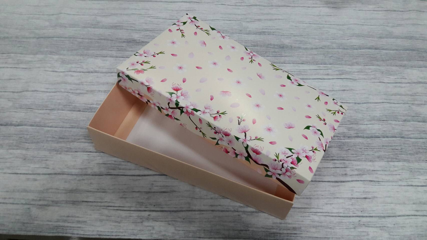 กล่องฝาครอบ ลายดอกไม้พื้นสีโอรส 22*12.5*5 ซม.ไม่มีหน้าต่าง (แบบฝาทึบ) ราคา 350 บาท ต่อแพ็ค (20 ใบ)