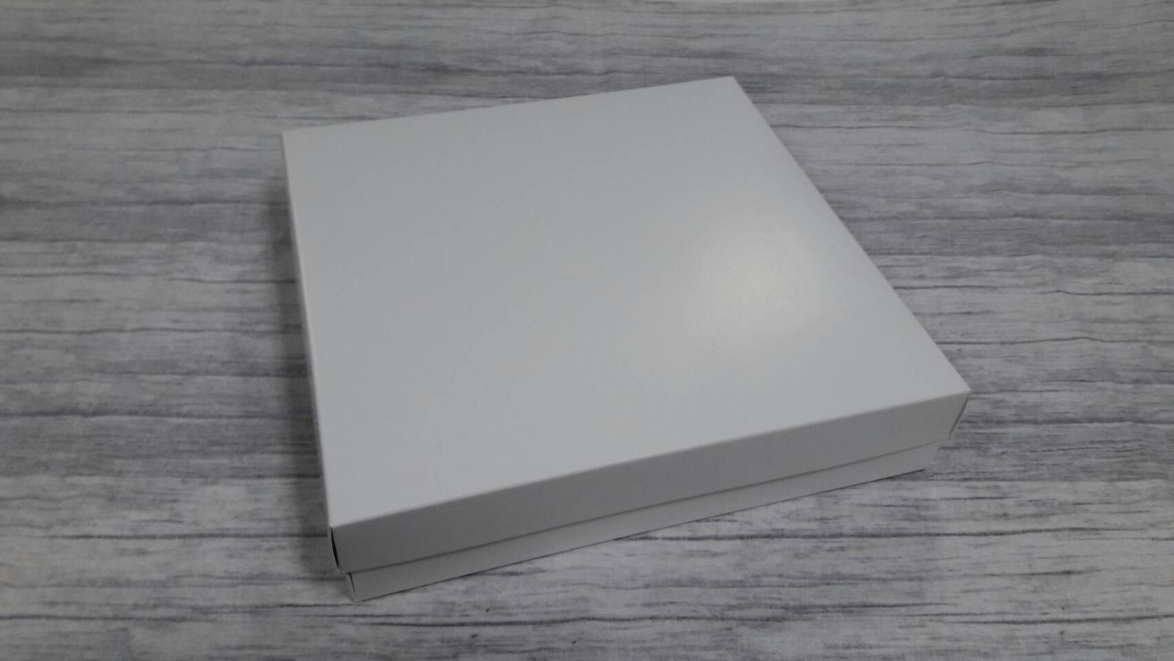 กล่องของขวัญ กล่องแบบมีฝาครอบ กล่องของขวัญ กล่องฝาครอบ กล่องอเนกประสงค์ ขนาด 24x24x5 ซม. สีขาว (แบบฝาทึบ) ราคา 510 บาท ต่อแพ็ค (20 ใบ)