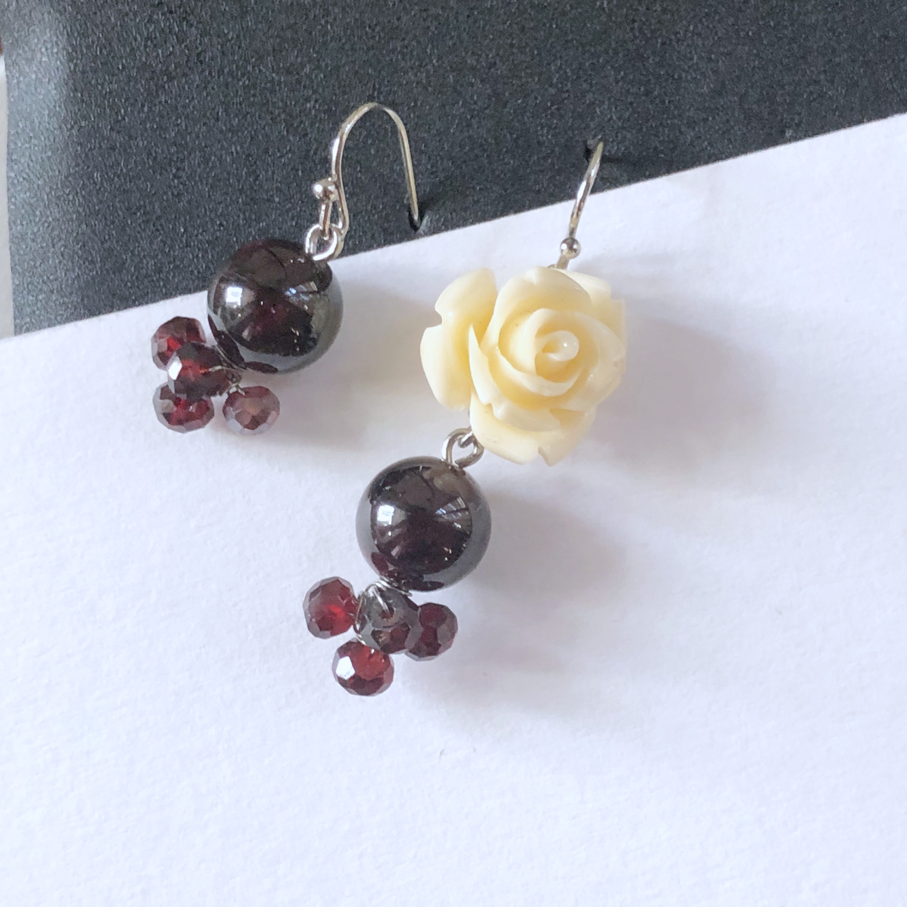 ต่างหูหินแท้ "Little Vivian" Garnet Earring (เสริมอำนาจ บารมี แคล้วคลาดปลอดภัย)