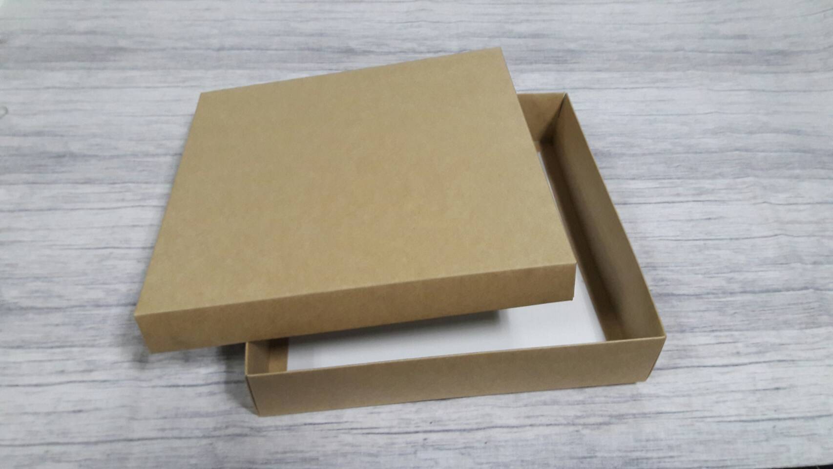 กล่องฝาครอบ กล่องของขวัญ กล่องแบบมีฝาครอบ กล่องอเนกประสงค์ ขนาด 24x24x5 ซม. สีคราฟท์น้ำตาลอ่อน ราคา 530 บาท ต่อแพ็ค (20 ใบ)