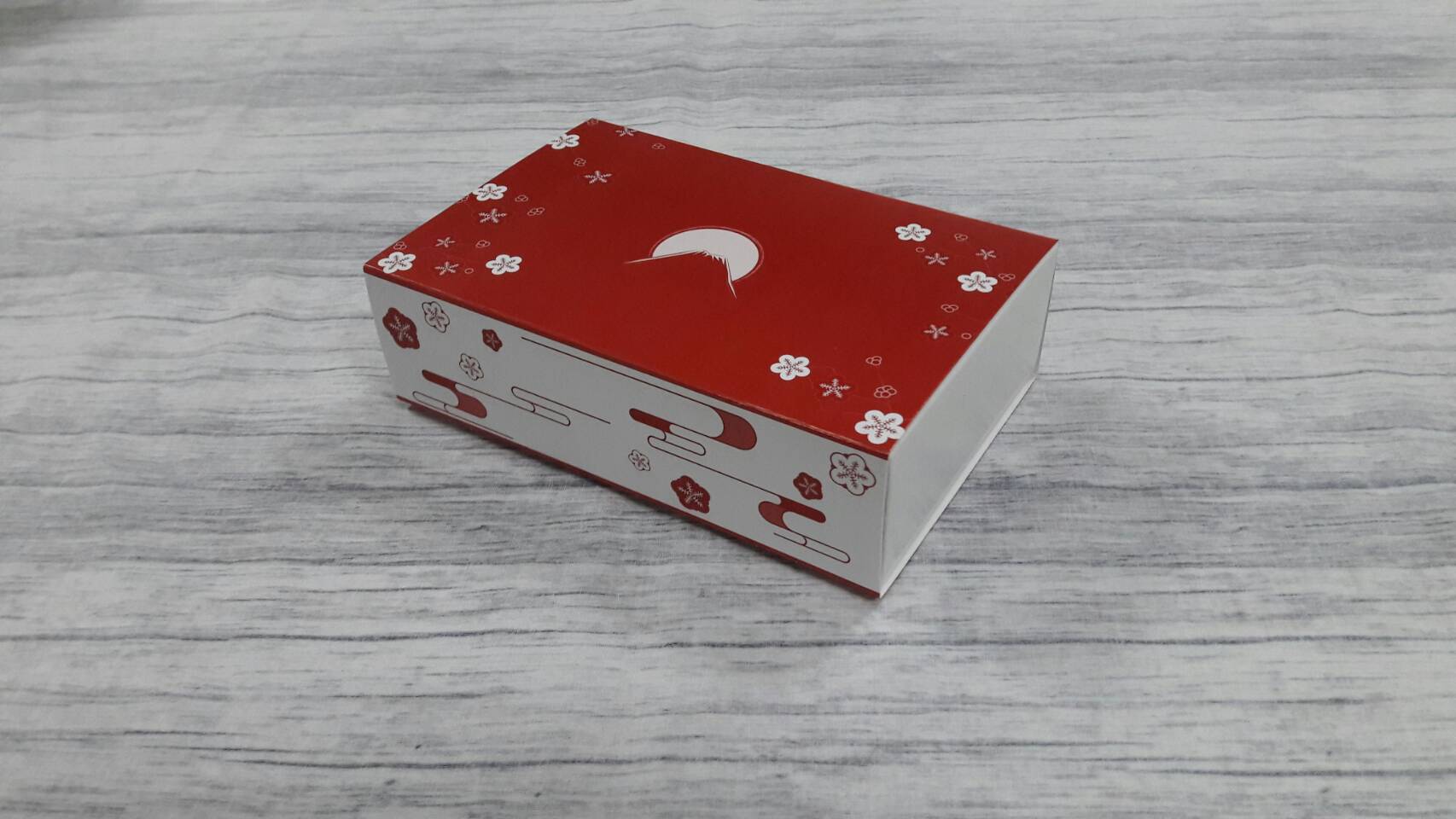 กล่องสไลด์ กล่องของขวัญ กล่องของที่ระลึก กล่องอเนกประสงค์ กล่องแบบฝาสไลด์ ลายสีแดง ขนาด 11.4 x 17.4 x5.0 ซม. ราคา 340 บาท (20 ใบ ต่อแพ็ค)