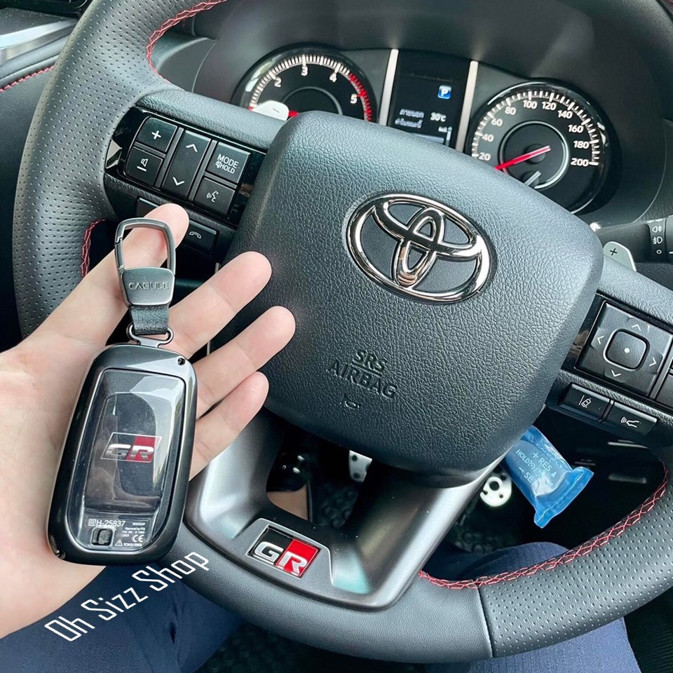 เคสโลหะรีโมทรถยนต์ Toyota Fortuner GR Sport ใหม่ แบบ 2 ชั้น รุ่นถอดกุญแจในรีโมทเพื่อเข้าเกียร์ว่าง (Double-Layer Metal Aluminum Alloy Key Cover with transparent push button Guard 360) Toyota Model Fortuner GR