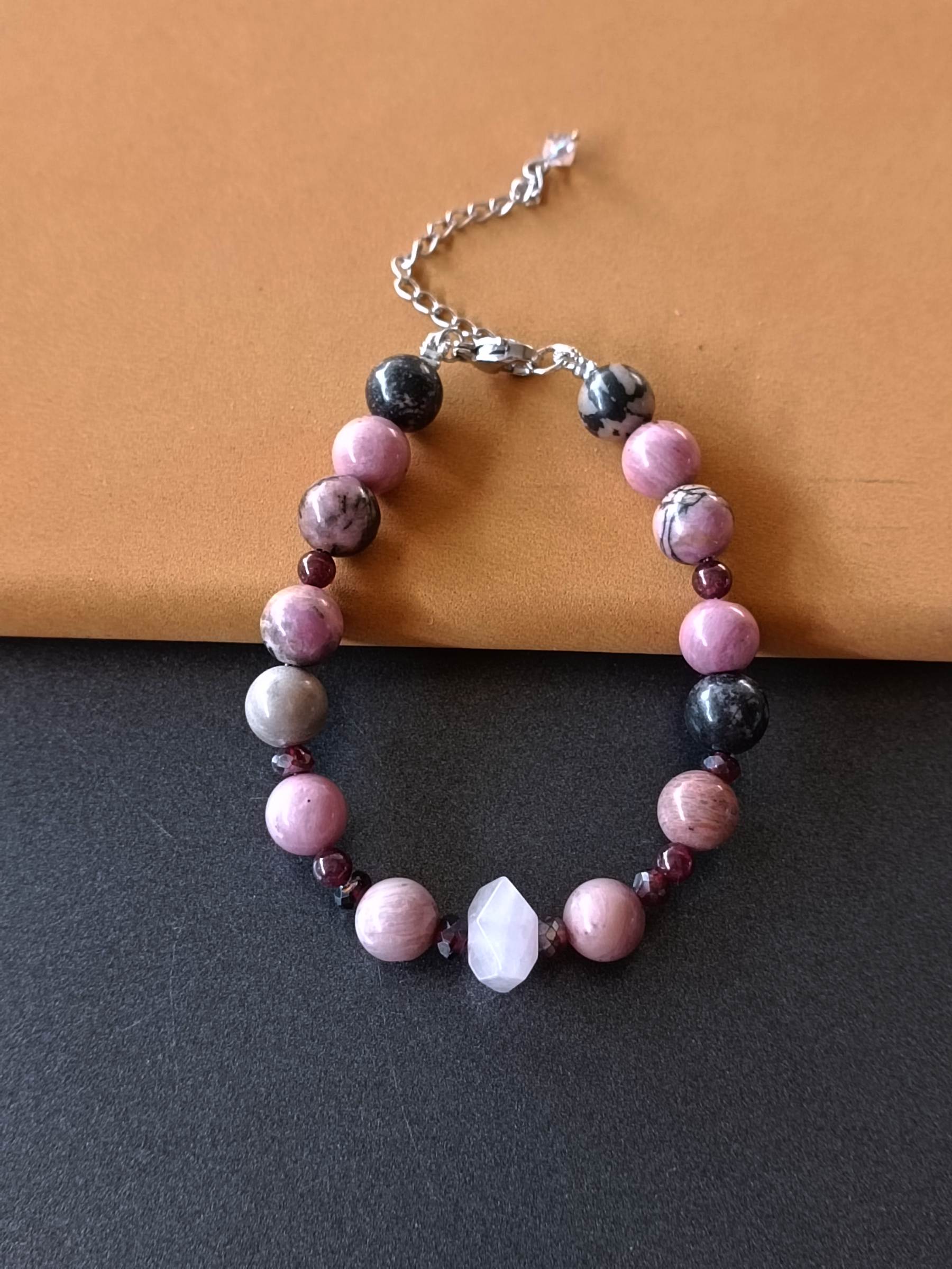 สร้อยข้อมือหินแท้ "POSH" Rhodonite + Rose Quartz Bracelet (Healing & Understanding)