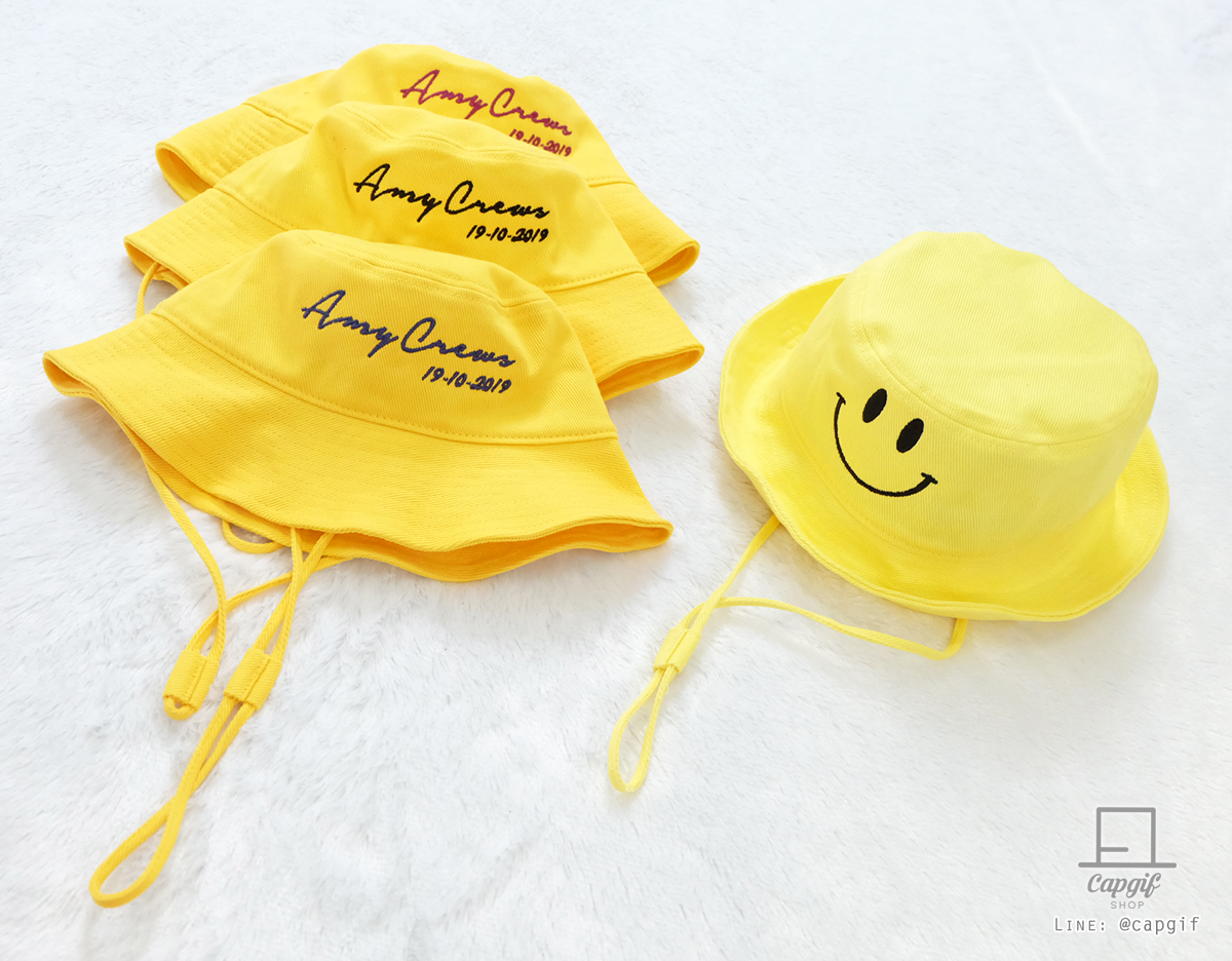 หมวกบักเก็ต(bucket)สีเหลืองมีสายรัดปักชื่อ