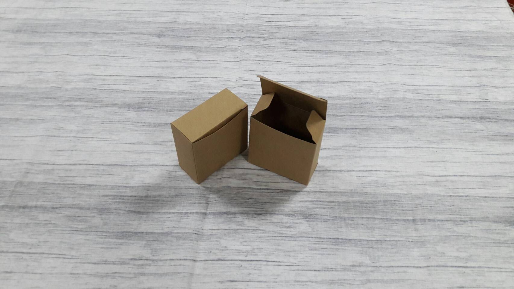 กล่องของขวัญ กล่องอเนกประสงค์ กล่องของที่ระลึก กล่องเครื่องสำอางค์ กล่องสบุู่ กล่องแบบฝาหัวท้าย สีคราฟท์น้ำตาลเข้ม ขนาด 7.5x3.5x7.7 ซม. ราคา 250 บาทต่อแพ็ค(50 ใบ)