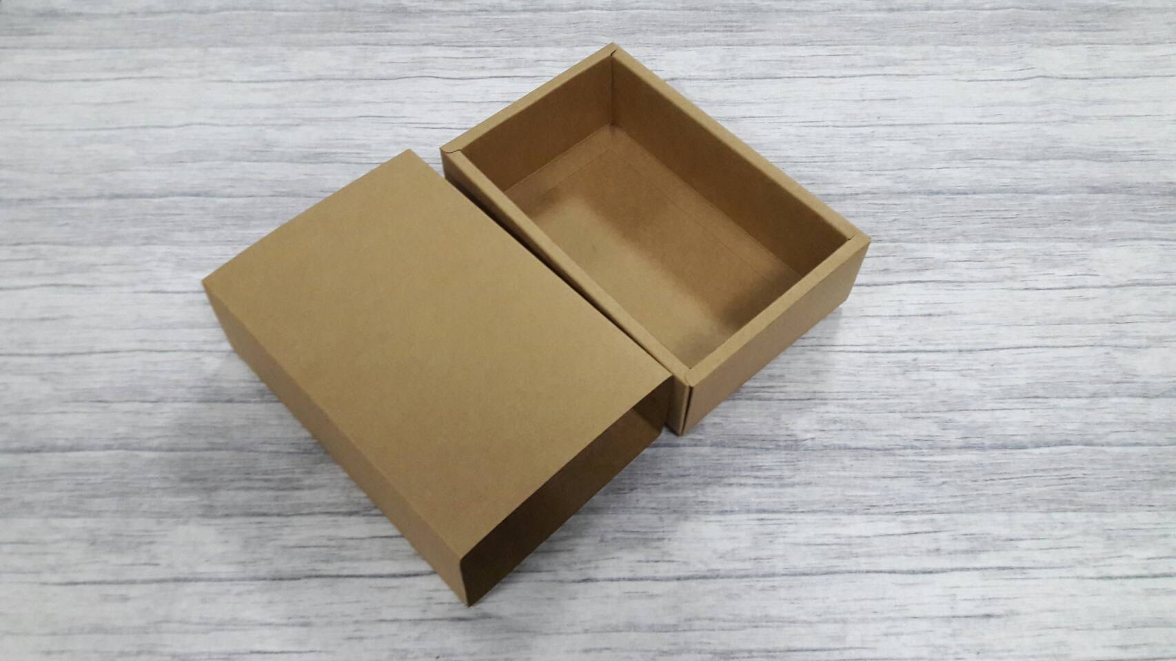 กล่องสไลด์ กล่องของขวัญ กล่องของที่ระลึก กล่องอเนกประสงค์ กล่องแบบฝาสไลด์ สีคราฟท์น้ำตาลเข้ม ขนาด 11.4 x 17.4 x5.0 ซม. ราคา 340 บาทต่อแพ็ค (20 ใบ)