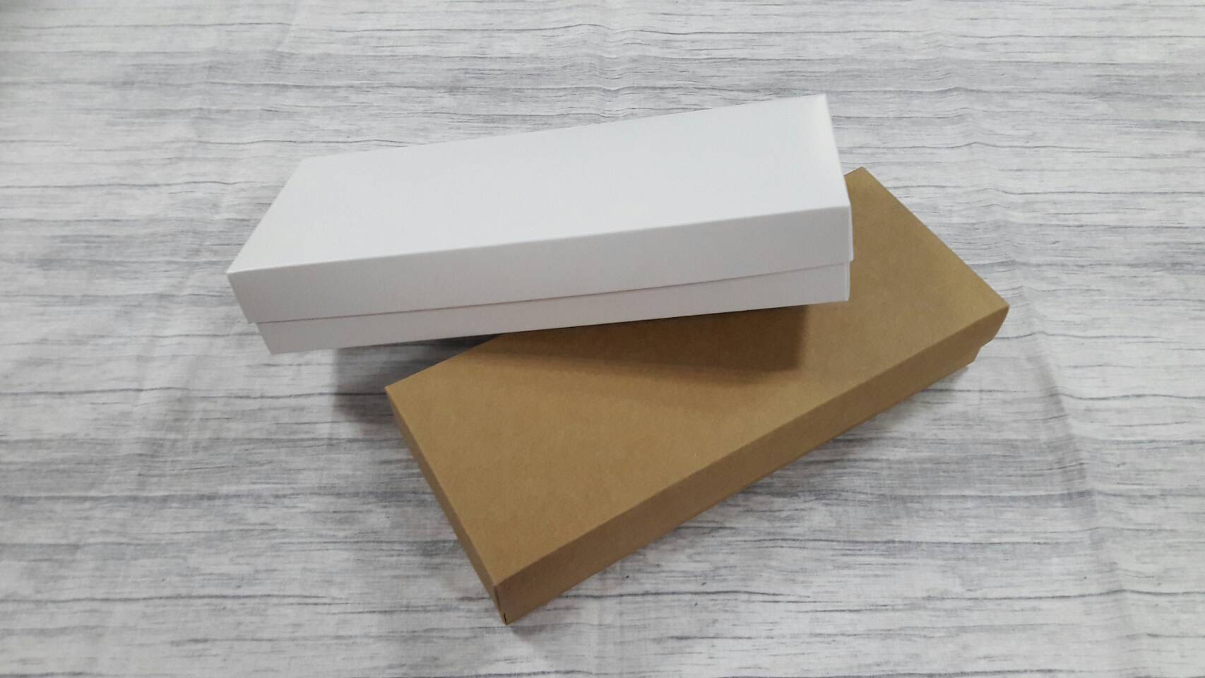 กล่องของขวัญ กล่องฝาครอบ กล่องขนม กล่องอเนกประสงค์ สีขาว ขนาด 11 x 28.5 x 5 ซม. (แบบฝาทึบ) ราคา 355 บาทต่อแพ็ค (20 ใบ)