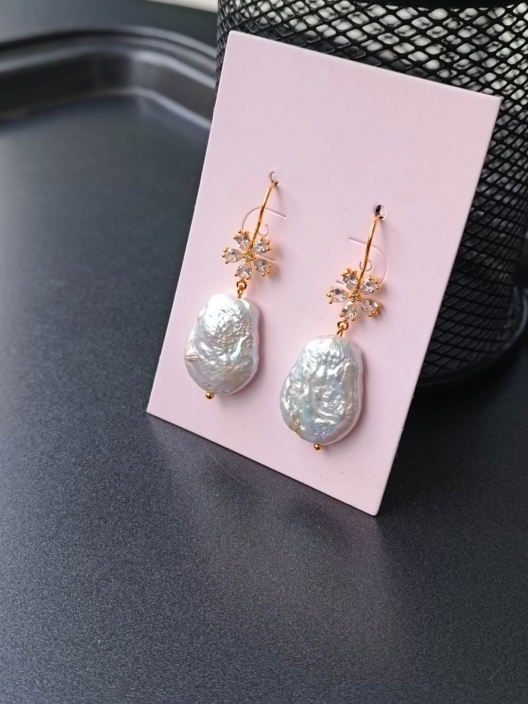 "Dazzling" ต่างหูมุกแท้ทรงบารอค Natural Baroque Pearl Earring