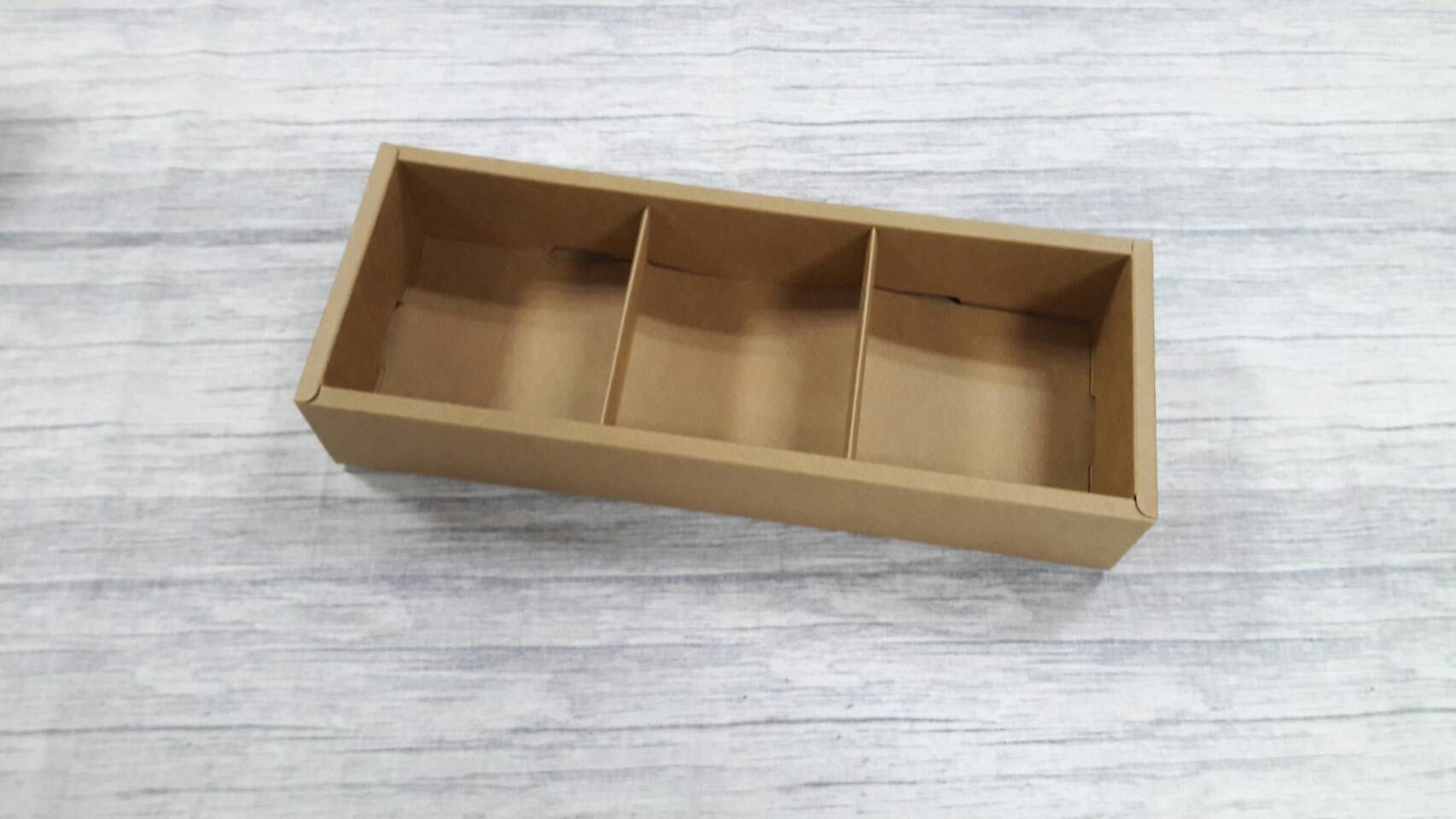 ฐานกั้นสินค้า ตัวกั้นสินค้า 3 ช่อง สีคราฟท์น้ำตาลเข้ม (แต่ละช่อง9.5*9*4ซม.)(ใช้กับกล่องของที่้ร้าน) ขนาด 9.5 x 27 x 4 ซม.(เมื่อพับขึ้นรูป) ราคา 80 บาทต่อแพ็ค(20 ชิ้น)