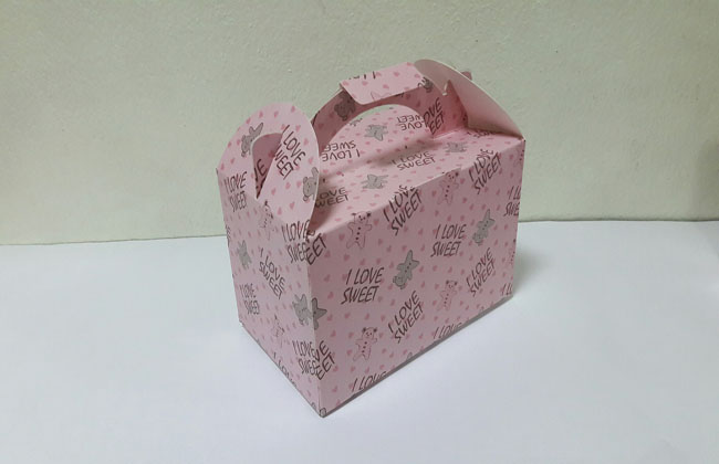 กล่องคุ๊กกี้ กล่องขนม กล่องเค้ก กล่องคัพเค้ก กล่องช้อกโกแล็ต แบบมีหูหิ้ว ลายหมีชมพู ขนาด 10.0x16.3x10.0 ซม. ราคา 170 บาทต่อแพ็ค(20 ชิ้น)