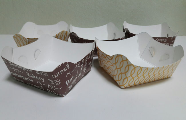 ถาดใส่ขนม ถาดขนมปัง ถาดชิม ถาดอาหาร ลายเกลียวเหลือง ขนาด 7.0 x 8.0 x สูง 4.0 ซม.ราคา 100 บาทต่อแพ็ค (100ชิ้น)