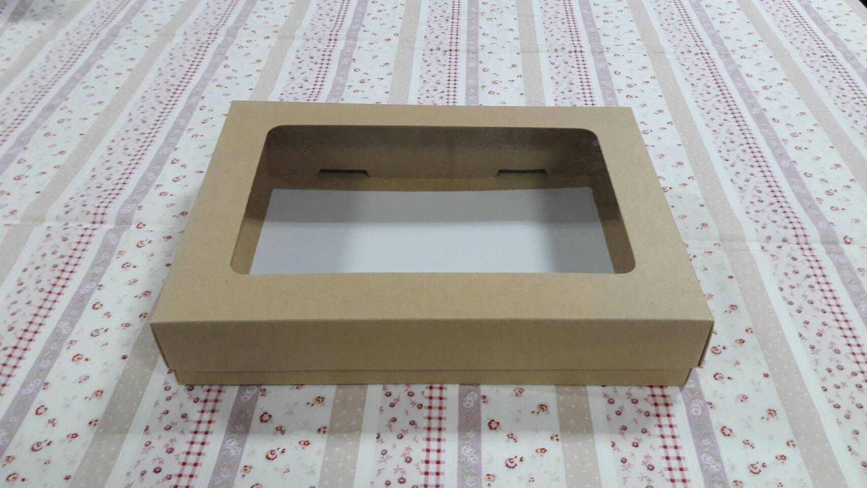 กล่องของขวัญ กล่องฝาครอบ กล่องของที่ระลึก กล่องอเนกประสงค์ กล่องของใช้ กล่องใส่ผ้าไหม ขนาด 19.6x27.2x5 ซม.สีคราฟท์น้ำตาลอ่อน ราคา 510 บาทต่อแพ็ค(20 ใบ)